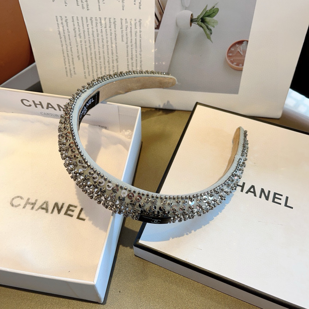 配包装
CHANEL（香奈儿）新款欧美亮片闪钻小香发箍，新品巨显脸小头箍，网红爆款推荐 搭配高端双Ｃlo
