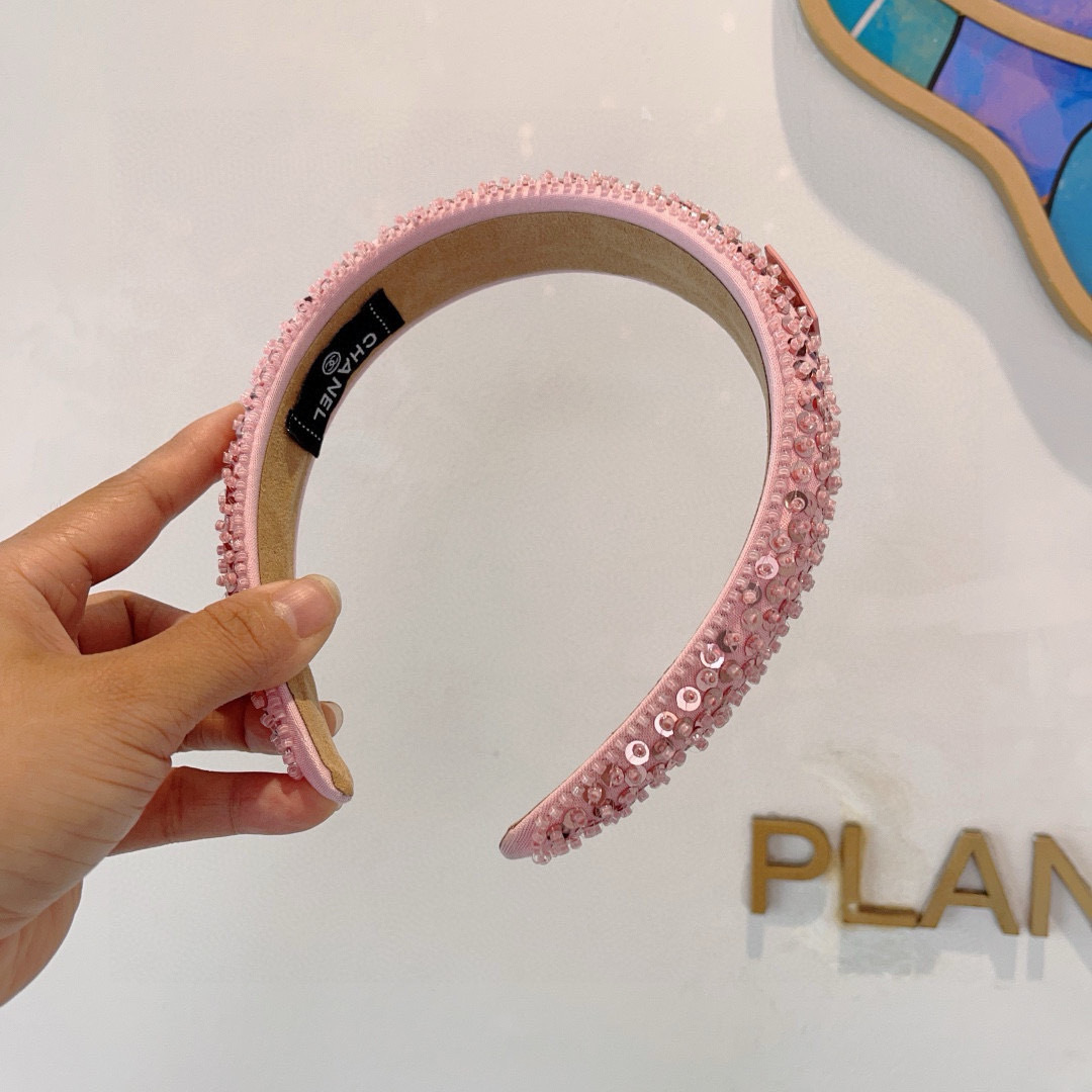 配包装
CHANEL（香奈儿）新款欧美亮片闪钻小香发箍，新品巨显脸小头箍，网红爆款推荐 搭配高端双Ｃlo