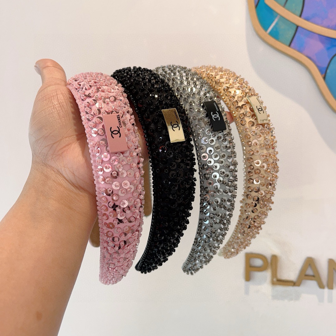 配包装
CHANEL（香奈儿）新款欧美亮片闪钻小香发箍，新品巨显脸小头箍，网红爆款推荐 搭配高端双Ｃlo