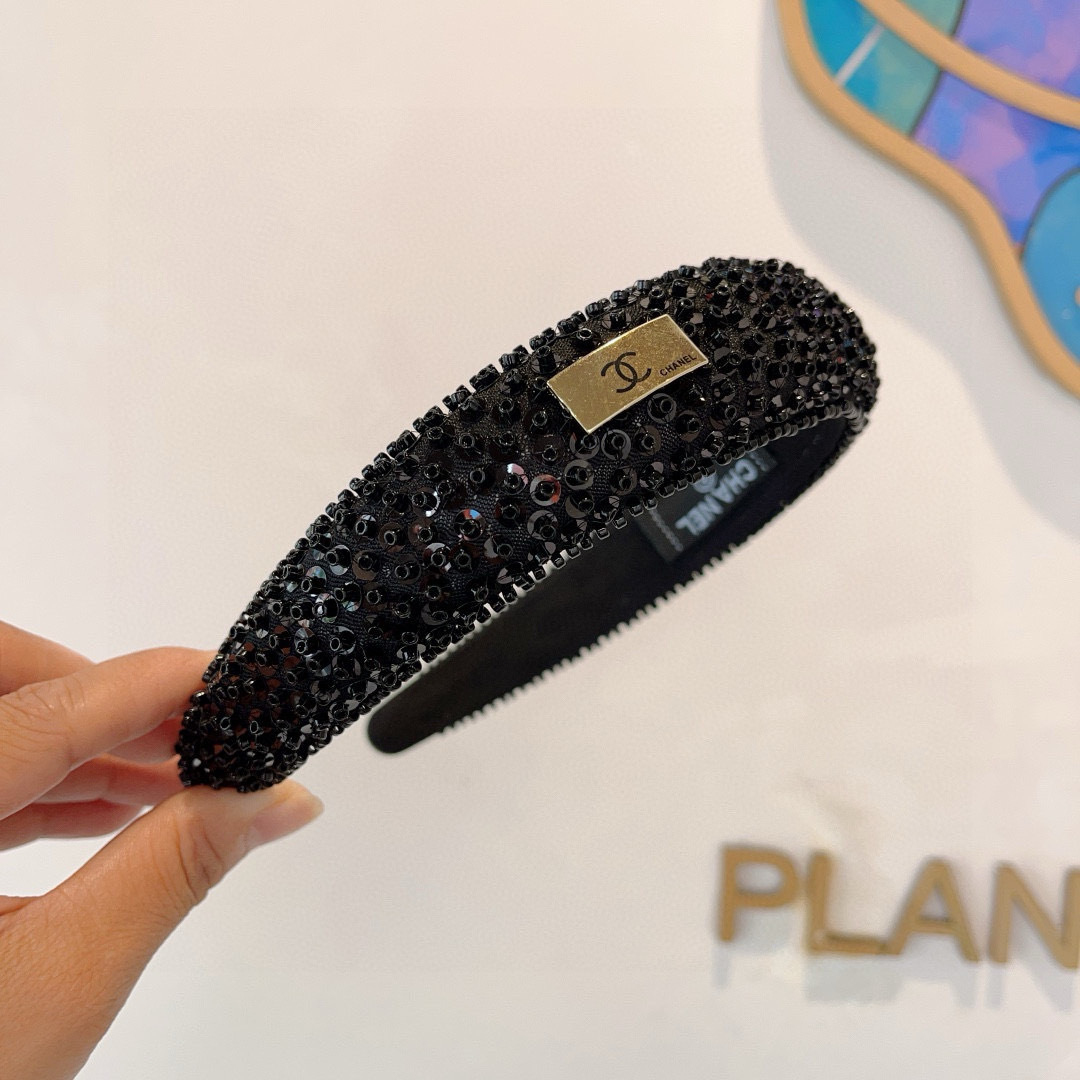 配包装
CHANEL（香奈儿）新款欧美亮片闪钻小香发箍，新品巨显脸小头箍，网红爆款推荐 搭配高端双Ｃlo