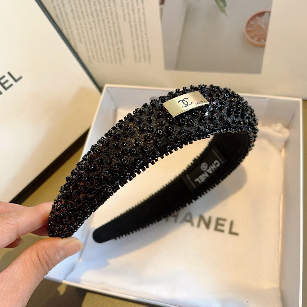 配包装
CHANEL（香奈儿）新款欧美亮片闪钻小香发箍，新品巨显脸小头箍，网红爆款推荐 搭配高端双Ｃlo