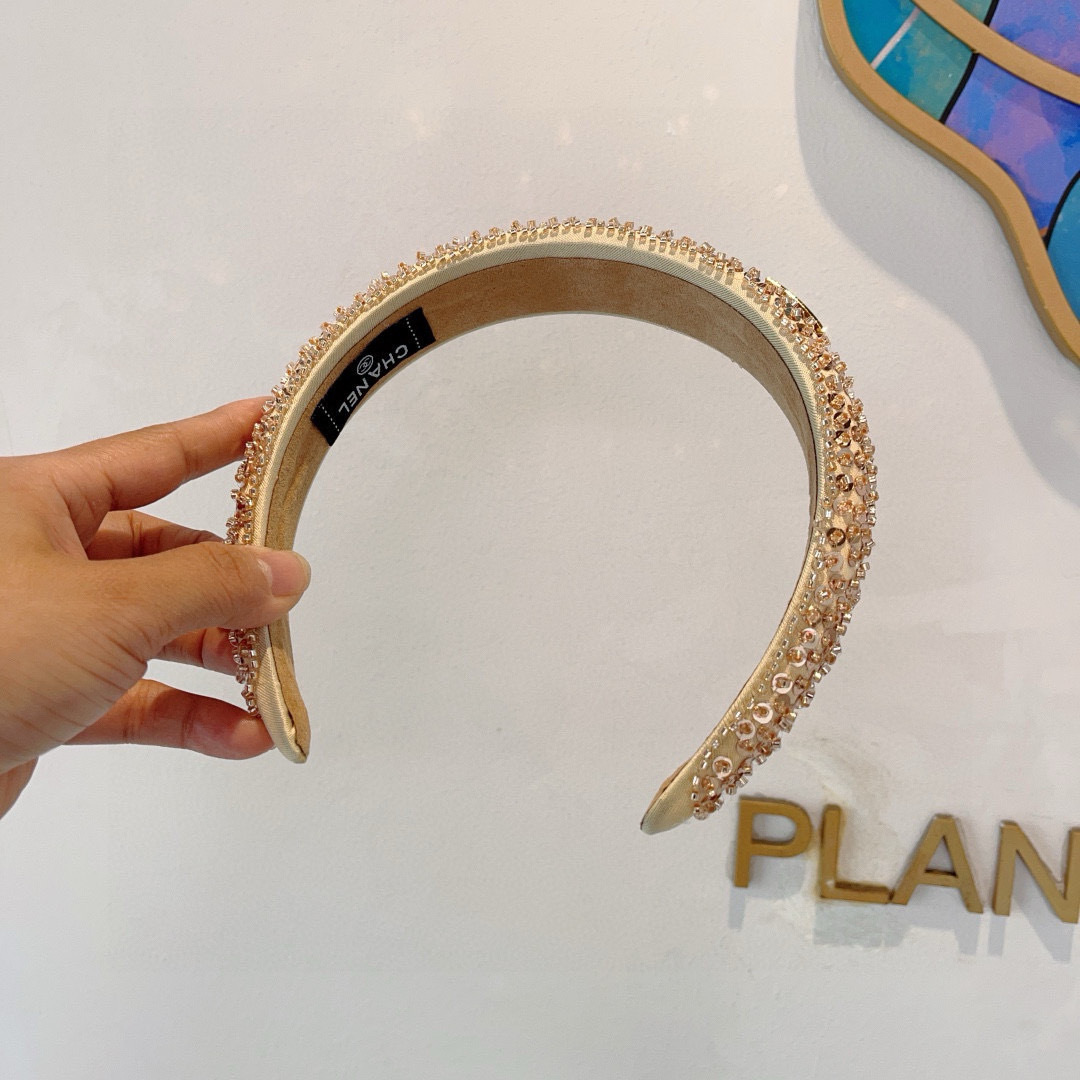配包装
CHANEL（香奈儿）新款欧美亮片闪钻小香发箍，新品巨显脸小头箍，网红爆款推荐 搭配高端双Ｃlo