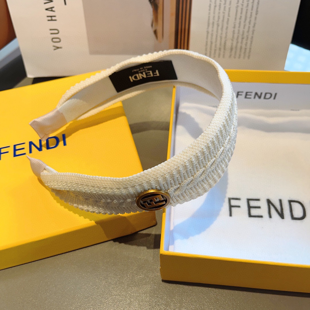 配包装
FENDI 芬迪 火爆新款针织面料发箍，宽版原单货， 简约百搭，潮女必备品，超级的高大上！