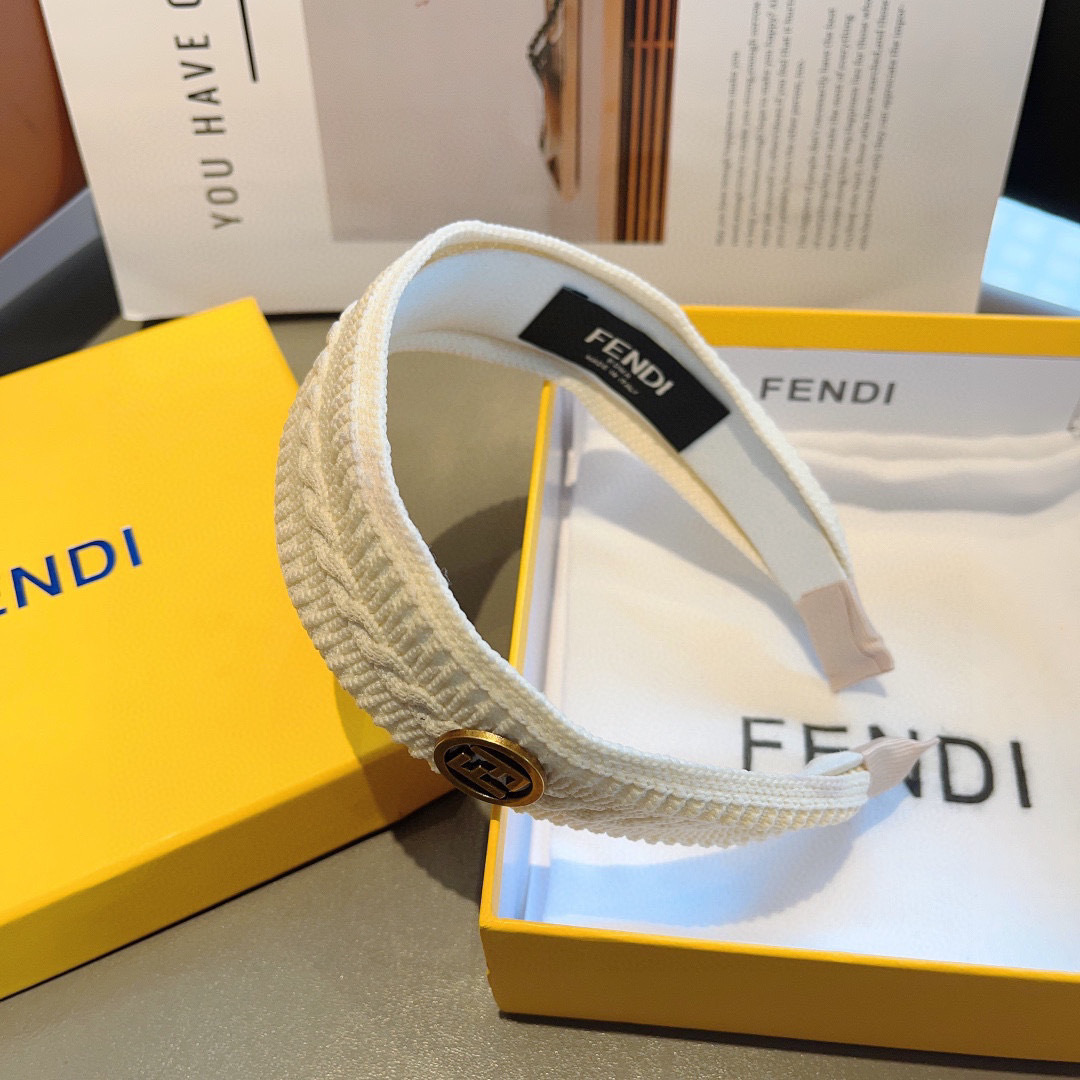 配包装
FENDI 芬迪 火爆新款针织面料发箍，宽版原单货， 简约百搭，潮女必备品，超级的高大上！