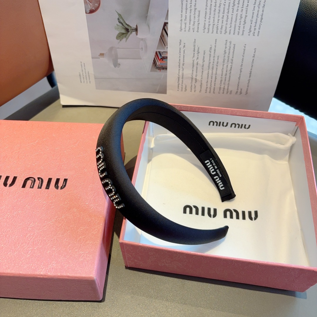 配包装
miumiu 缪缪  新款韩版缎面字母发箍，细节全部实拍！水钻特制面料非常显质感、经典而又永不过