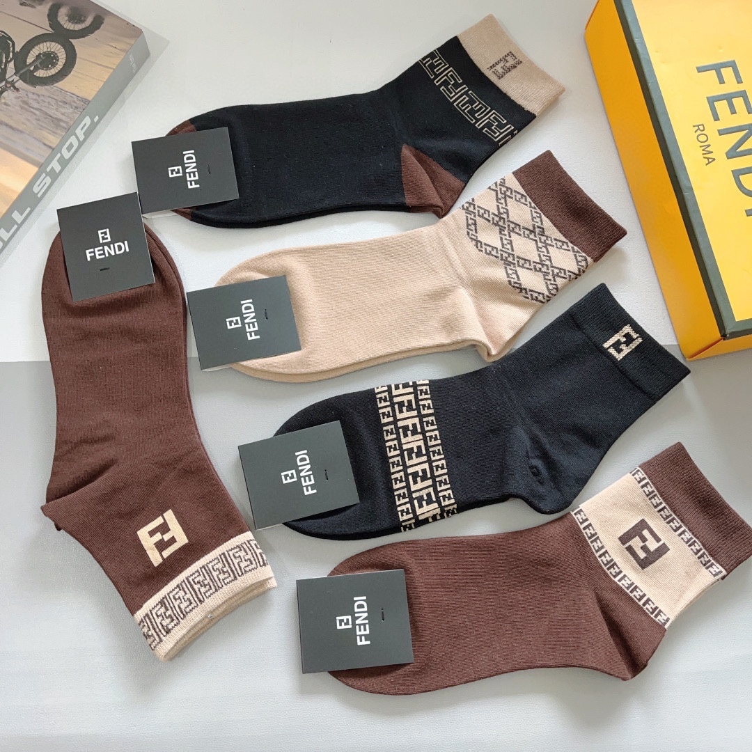 配包装（一盒5双）
FENDI 芬迪经典中长款袜子❗️高版本纯棉材质柔软，秒杀市场普通货，经典的双F图案