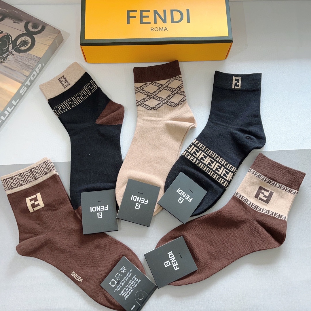 配包装（一盒5双）
FENDI 芬迪经典中长款袜子❗️高版本纯棉材质柔软，秒杀市场普通货，经典的双F图案