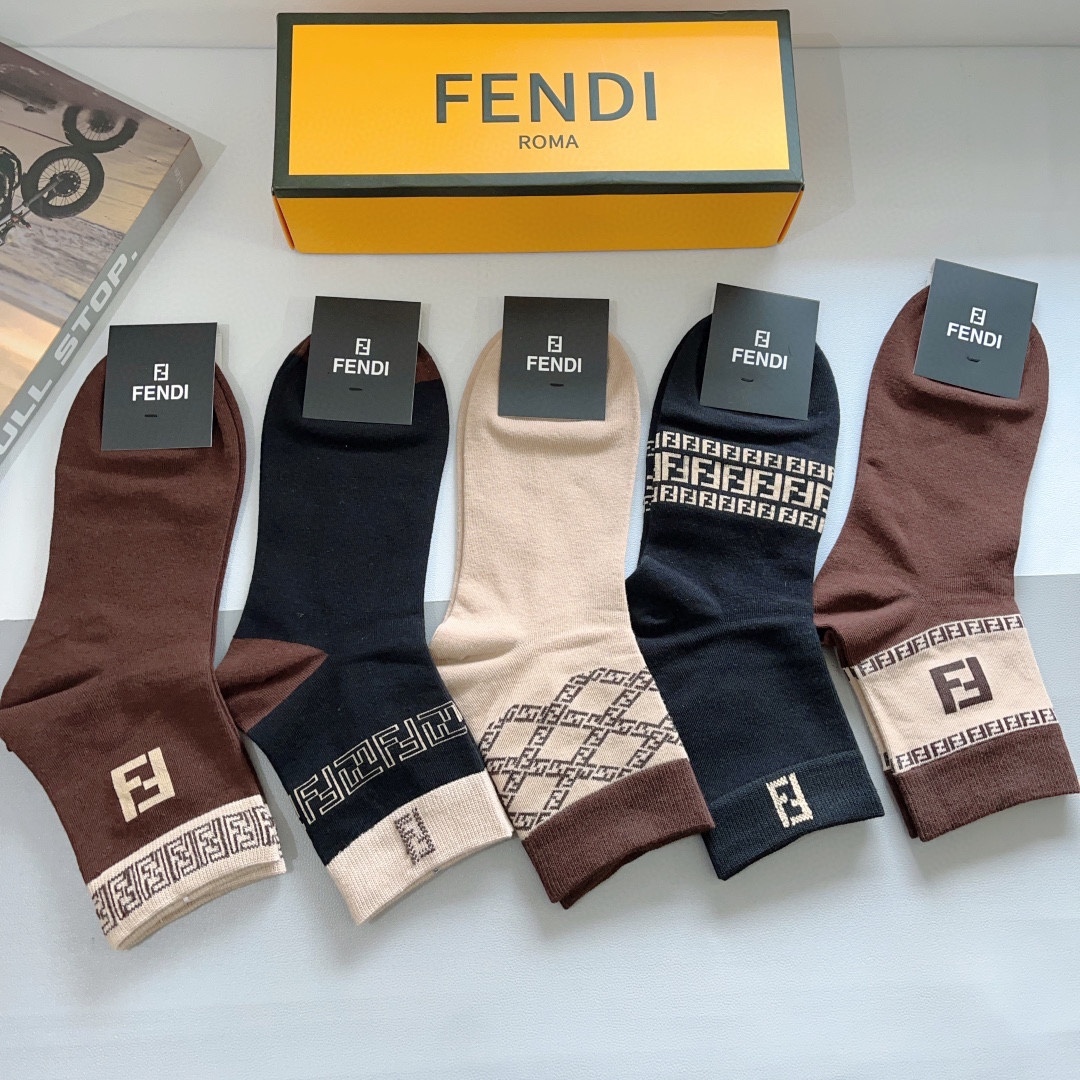 配包装（一盒5双）
FENDI 芬迪经典中长款袜子❗️高版本纯棉材质柔软，秒杀市场普通货，经典的双F图案