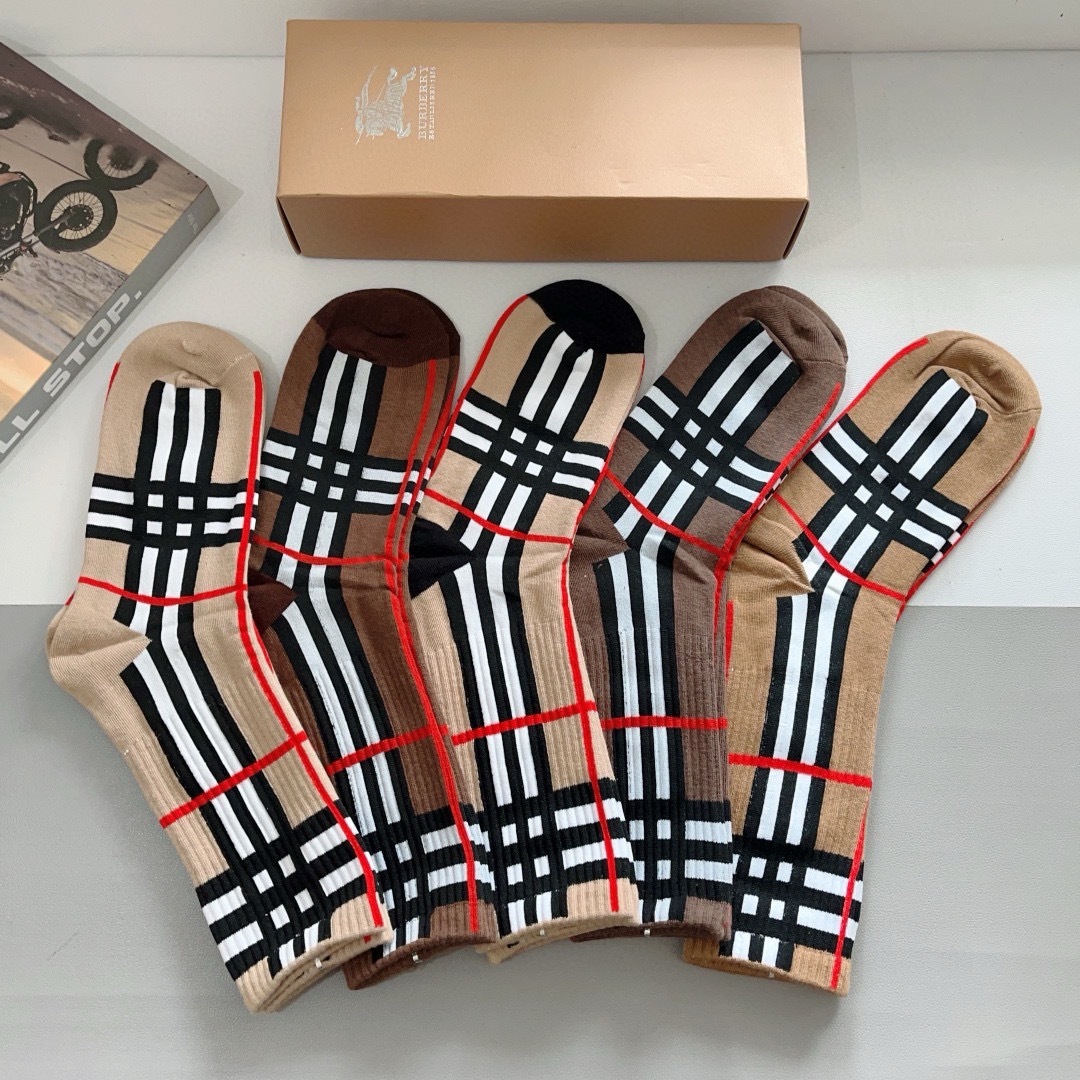 配包装（一盒5双）
🌟Burberry 巴宝莉 超火爆小单品，男女通用袜子，纯棉面料，潮人必备  爆款格