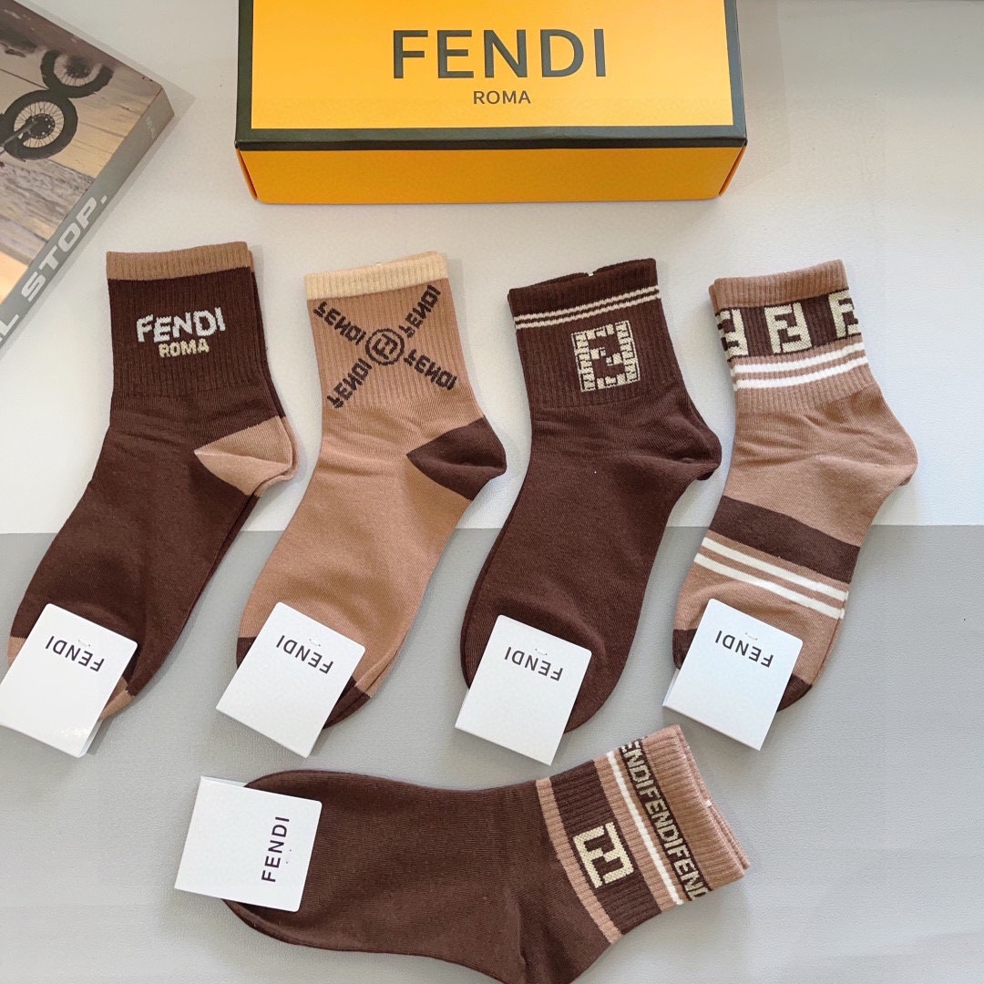配包装（一盒5双）
FENDI  芬迪  字母双Ｆ爆款中筒袜，纯棉面料， 专柜同款 💓纯棉面料，实用好穿