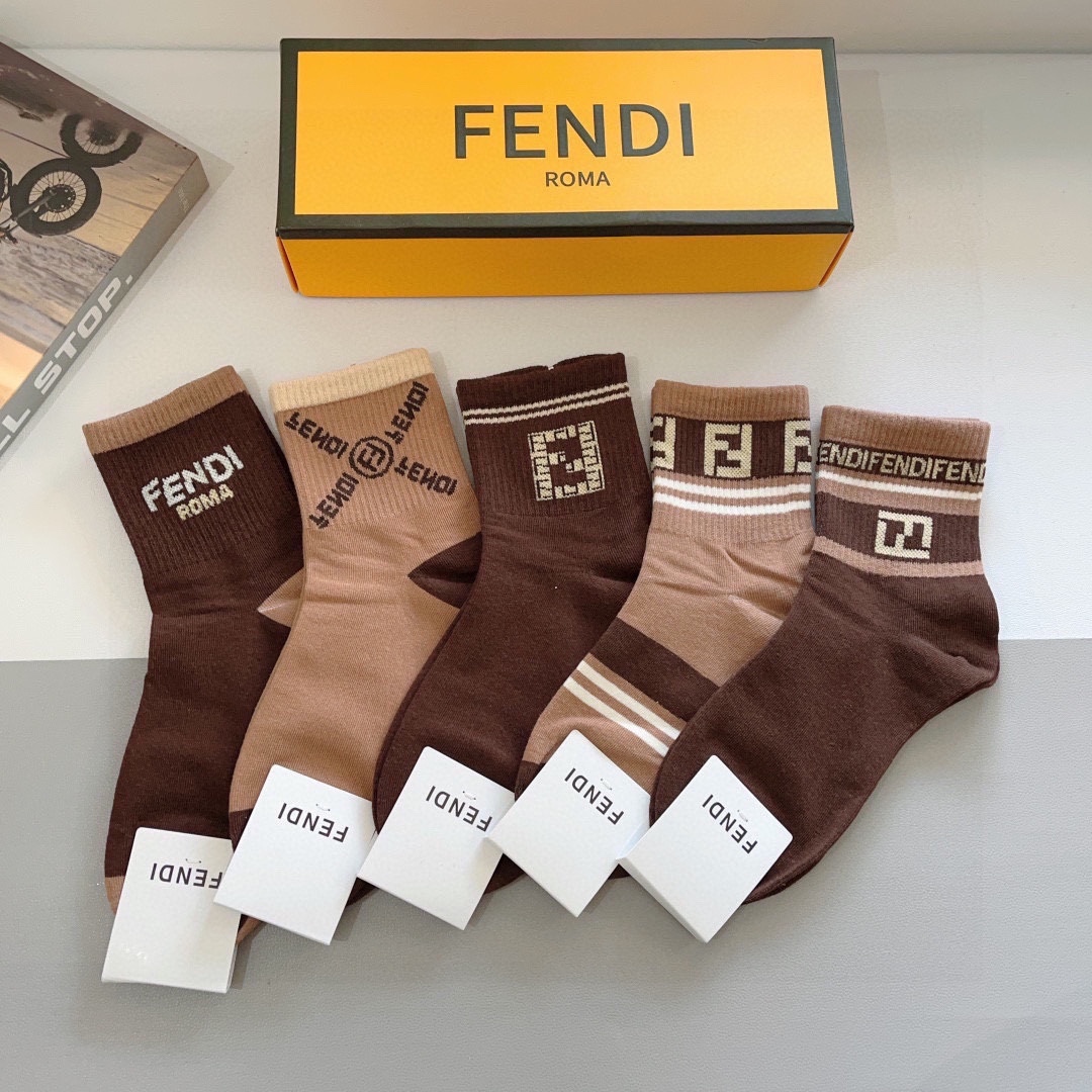 配包装（一盒5双）
FENDI  芬迪  字母双Ｆ爆款中筒袜，纯棉面料， 专柜同款 💓纯棉面料，实用好穿