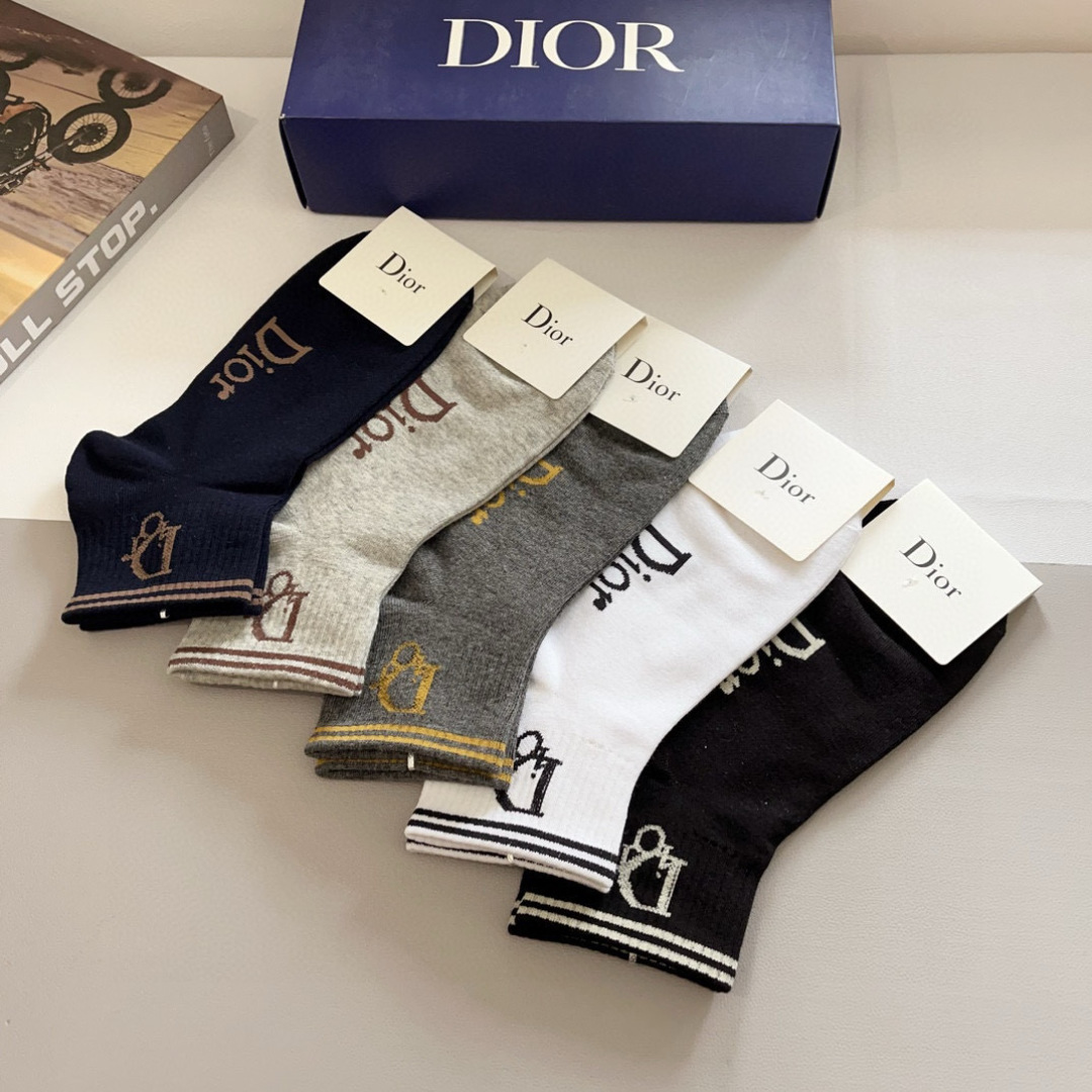 配包装（一盒5双）
Dior 迪奥 新款字母罗口长筒袜子！爆款字母专柜同步长筒袜，💛大牌出街，潮人必备。