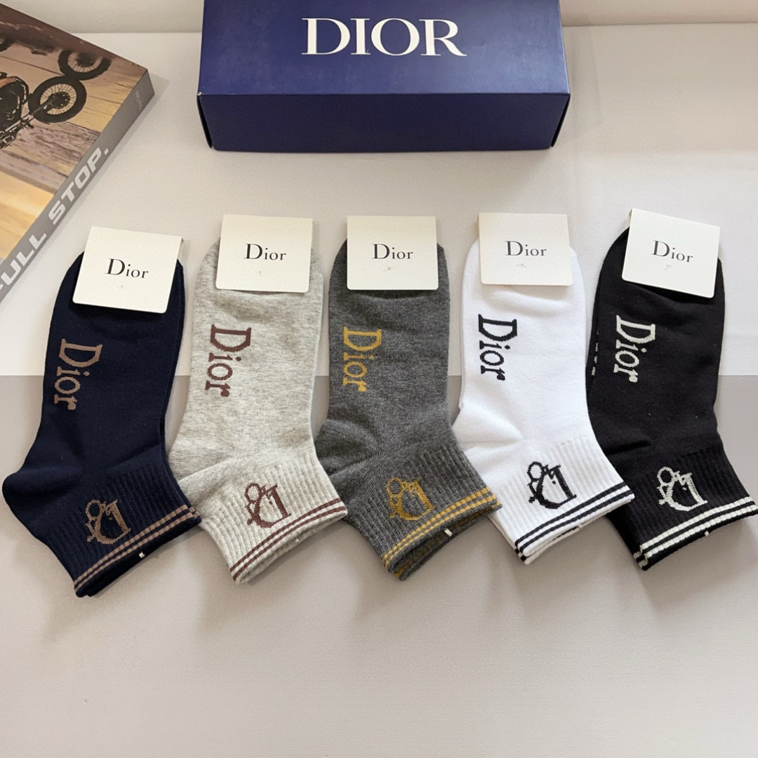 配包装（一盒5双）
Dior 迪奥 新款字母罗口长筒袜子！爆款字母专柜同步长筒袜，💛大牌出街，潮人必备。