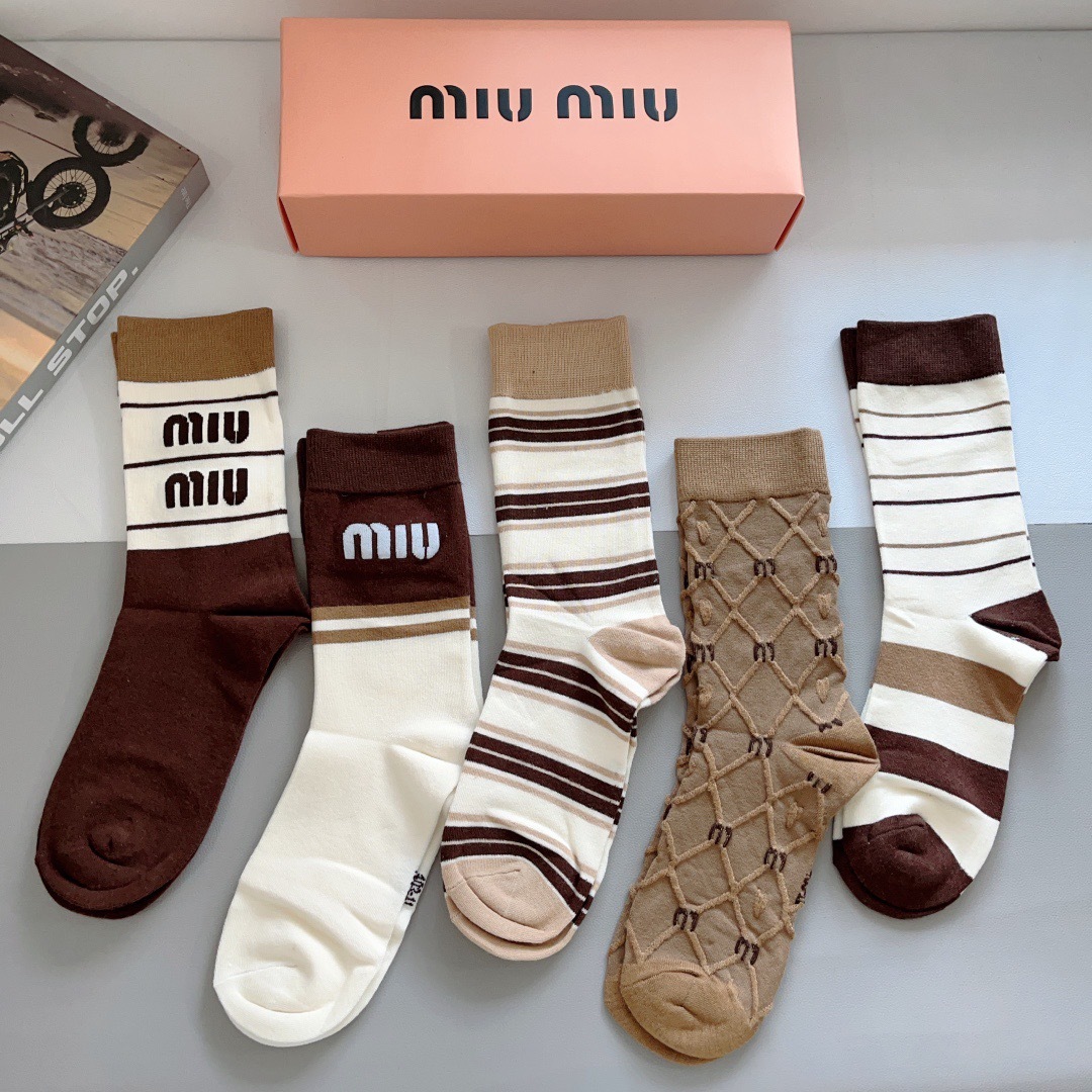 配包装【一盒5双】
miumiu · 缪缪 高品质。新款网红长筒袜子❗️ins明星网红推荐❗️火爆至极。