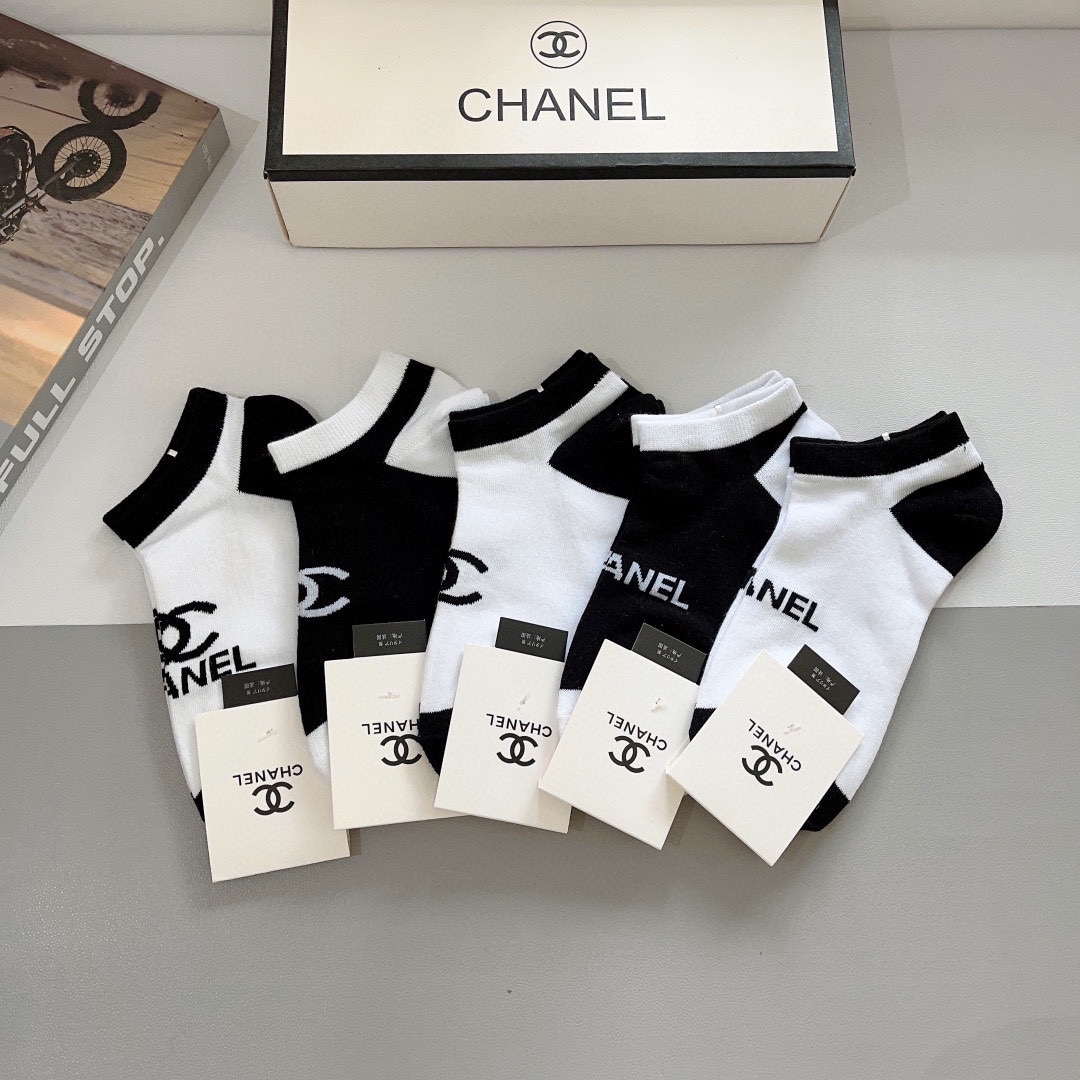 配包装（一盒5双）
CHANEL 香奈儿经典袜子❗️高版本纯棉材质柔软，秒杀市场普通货，经典的双C图案l