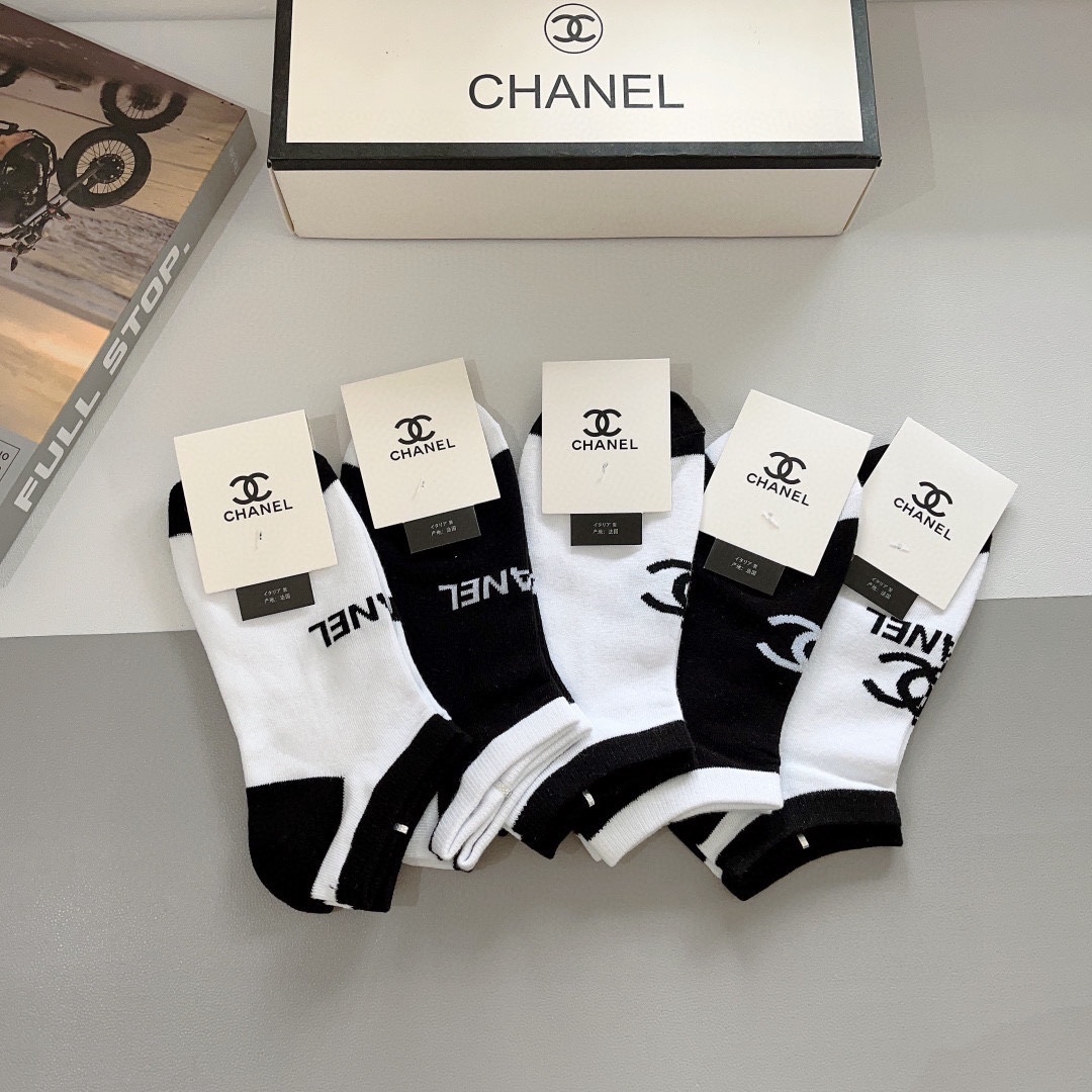 配包装（一盒5双）
CHANEL 香奈儿经典袜子❗️高版本纯棉材质柔软，秒杀市场普通货，经典的双C图案l