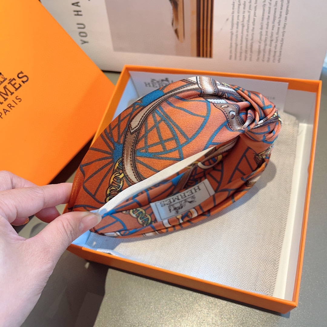 配包装
Hermes（爱马仕）  火爆定制款发箍，网红同款  进口真丝面料， 出口订单、细节全部实拍！特