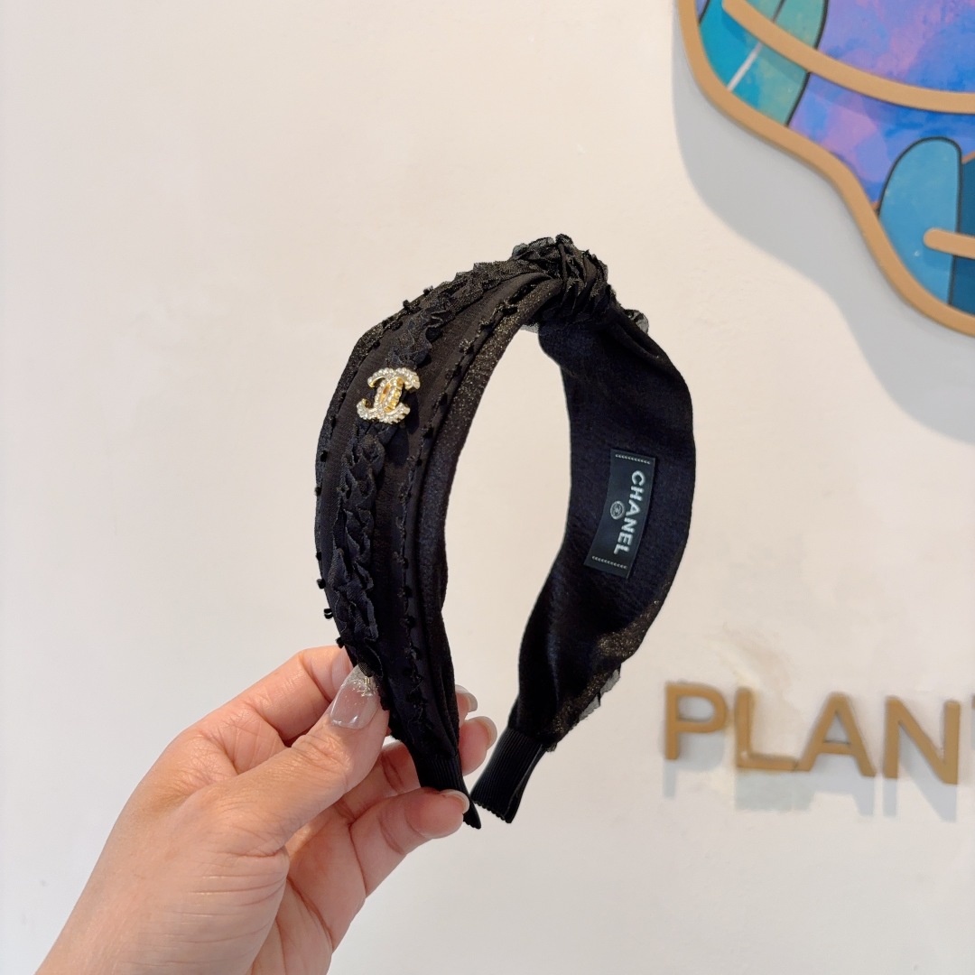 配包装
CHANEL（香奈儿）韩国新品小清新发箍，佩戴舒适无压力，造型搭配必备！时尚外出百搭款发饰！