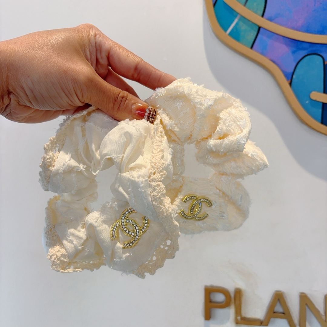 配包装
CHANEL香奈儿 网红爆款发圈皮筋 精致佩戴舒适无压力，造型搭配必备！非常时尚百搭！名媛范儿。
