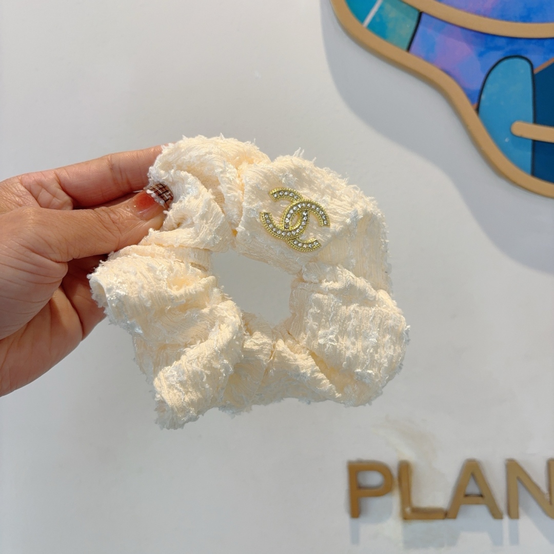 配包装
CHANEL香奈儿 网红爆款发圈皮筋 精致佩戴舒适无压力，造型搭配必备！非常时尚百搭！名媛范儿。