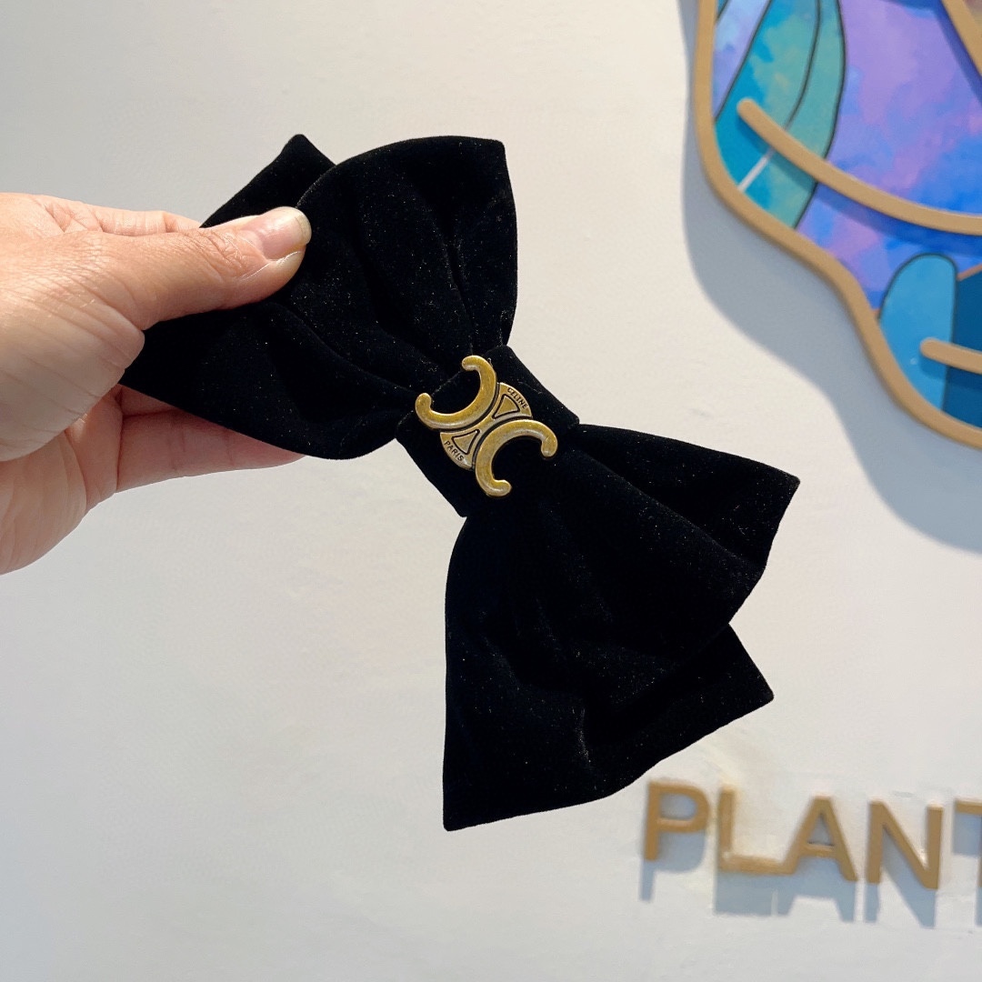 配包装
CELINE 赛琳 凯旋门新款植绒发夹，经典字母大蝴蝶结弹簧夹， 超精致，转图必爆哈！专柜出货