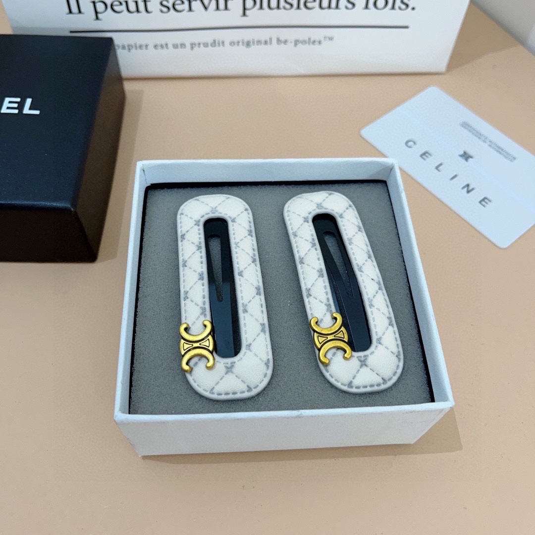 配包装（一对）
CELINE（赛琳） 凯旋门新款发夹，经典BB夹，刘海夹 超精致，转图必爆哈！专柜出货