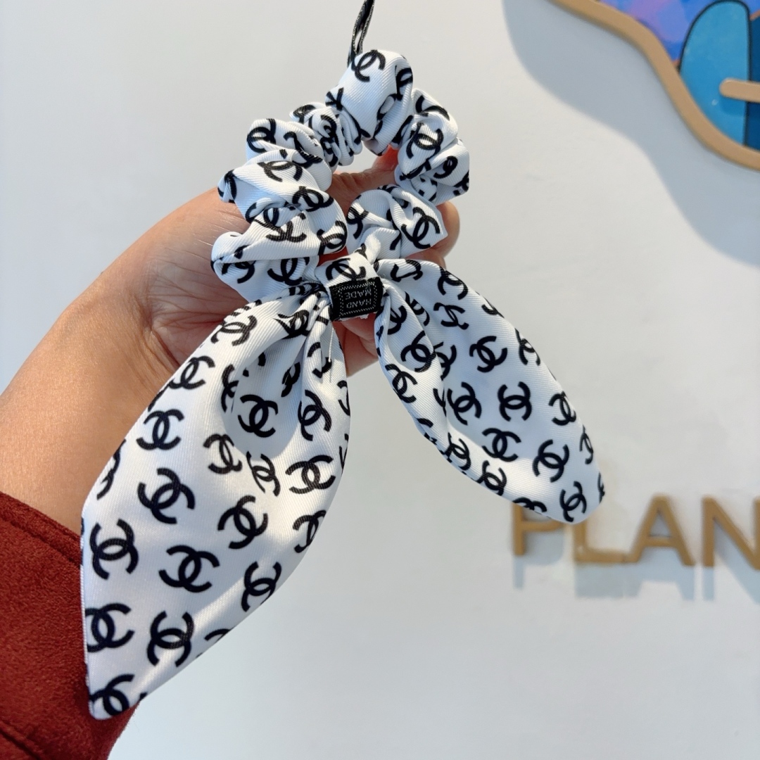 配包装
CHANEL 香奈儿字母飘带马尾发圈 蝴蝶结肠圈，高档韩版小香风皮筋，经典花型设计， 高端大气，