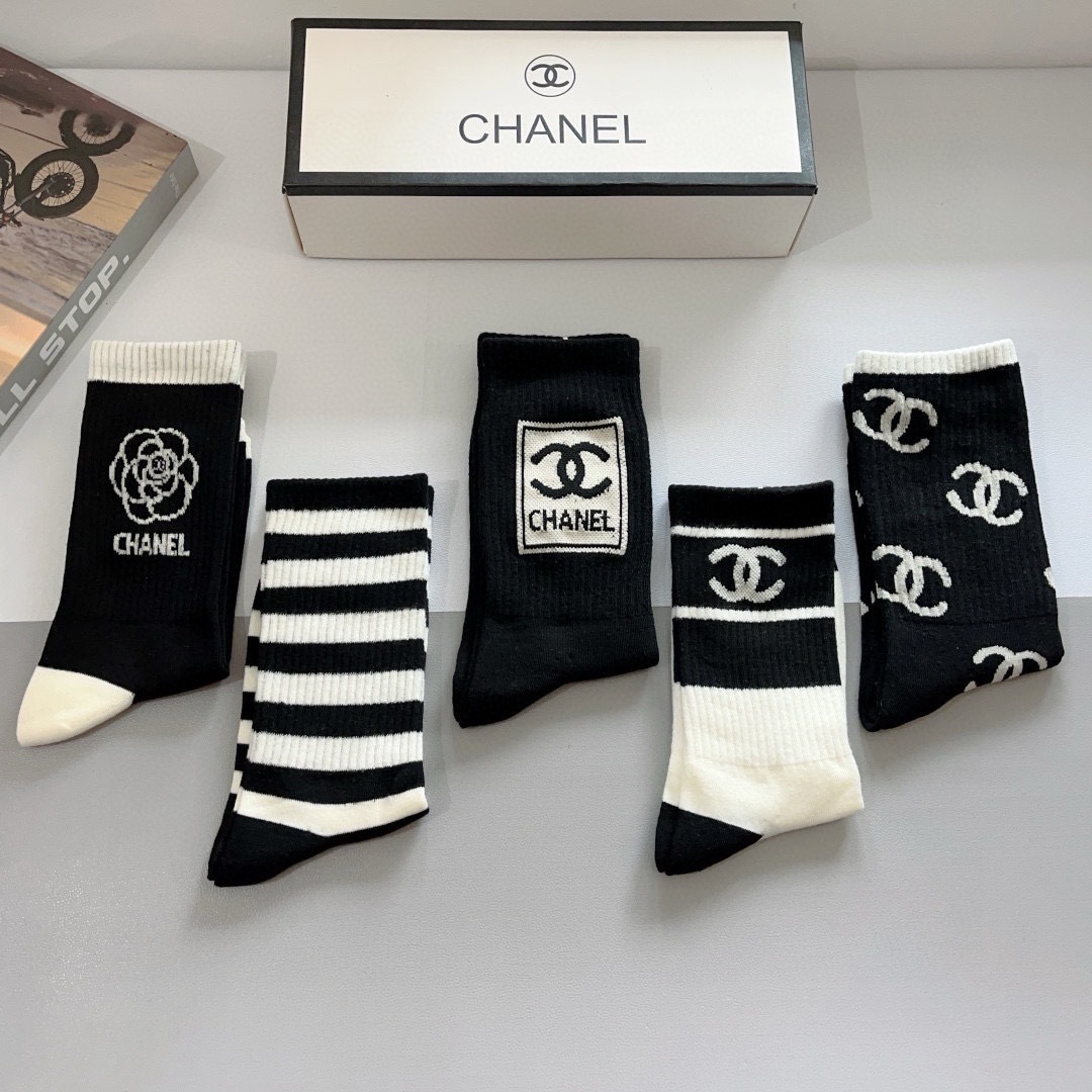 配包装【一盒5双】 
香奈儿 CHANEL专柜新款女款高端长筒袜子❗专柜同步上新，超柔软舒适，专柜爆款双