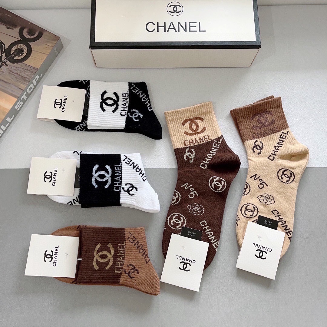 配包装（一盒5双）
CHANEL 香奈儿经典袜子❗️高版本纯棉材质柔软，秒杀市场普通货，经典的双C图案l
