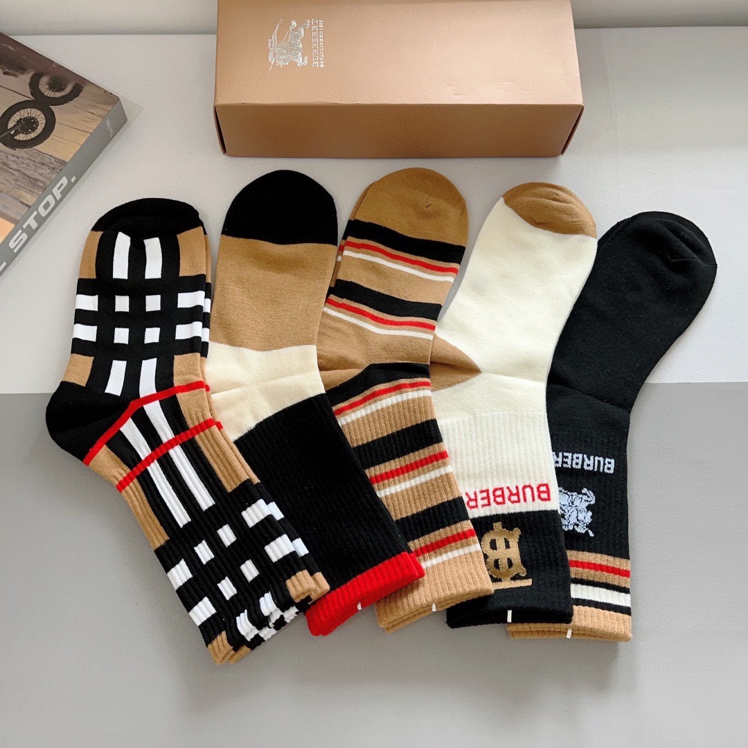配包装（一盒5双）
🌟Burberry 巴宝莉 超火爆小单品，男女通用袜子，纯棉面料，潮人必备  爆款格