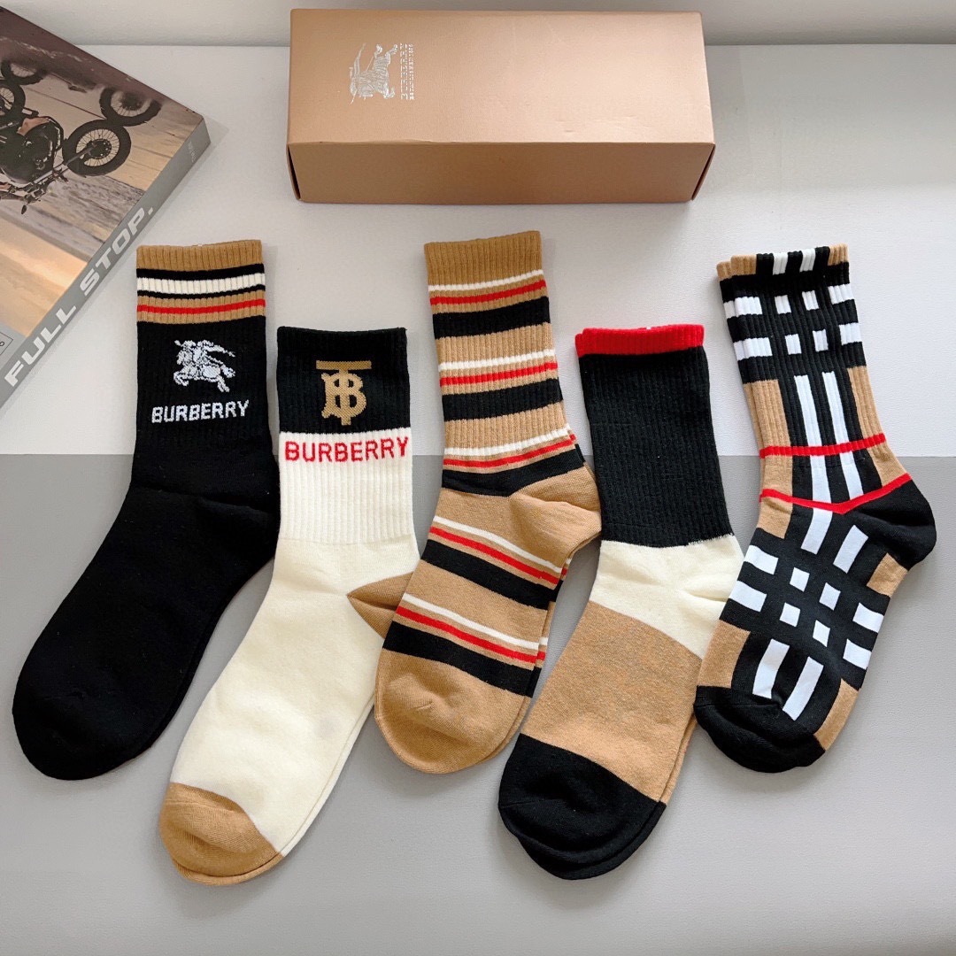 配包装（一盒5双）
🌟Burberry 巴宝莉 超火爆小单品，男女通用袜子，纯棉面料，潮人必备  爆款格