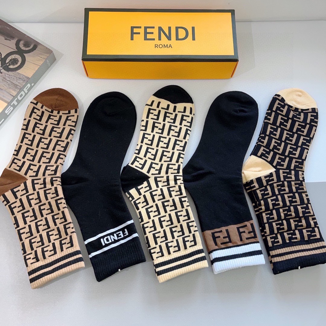 配包装【一盒5双】 
FENDI（芬迪）专柜新款女款高端长筒袜子❗专柜同步上新，超柔软舒适，专柜爆款双F