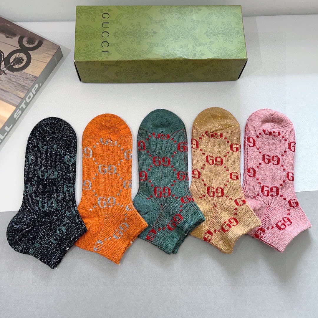 配包装（一盒5双） 
Gucci 古奇 经典款双针双路男女同款袜子，潮人必备经典双G袜，个性时尚百搭款，