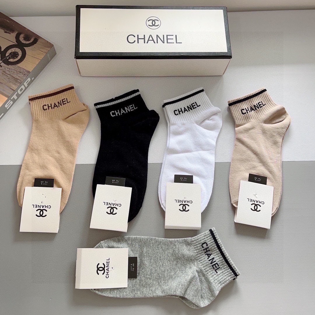 配包装（一盒5双）
CHANEL 香奈儿经典袜子❗️高版本纯棉材质柔软，秒杀市场普通货，经典的双C图案l