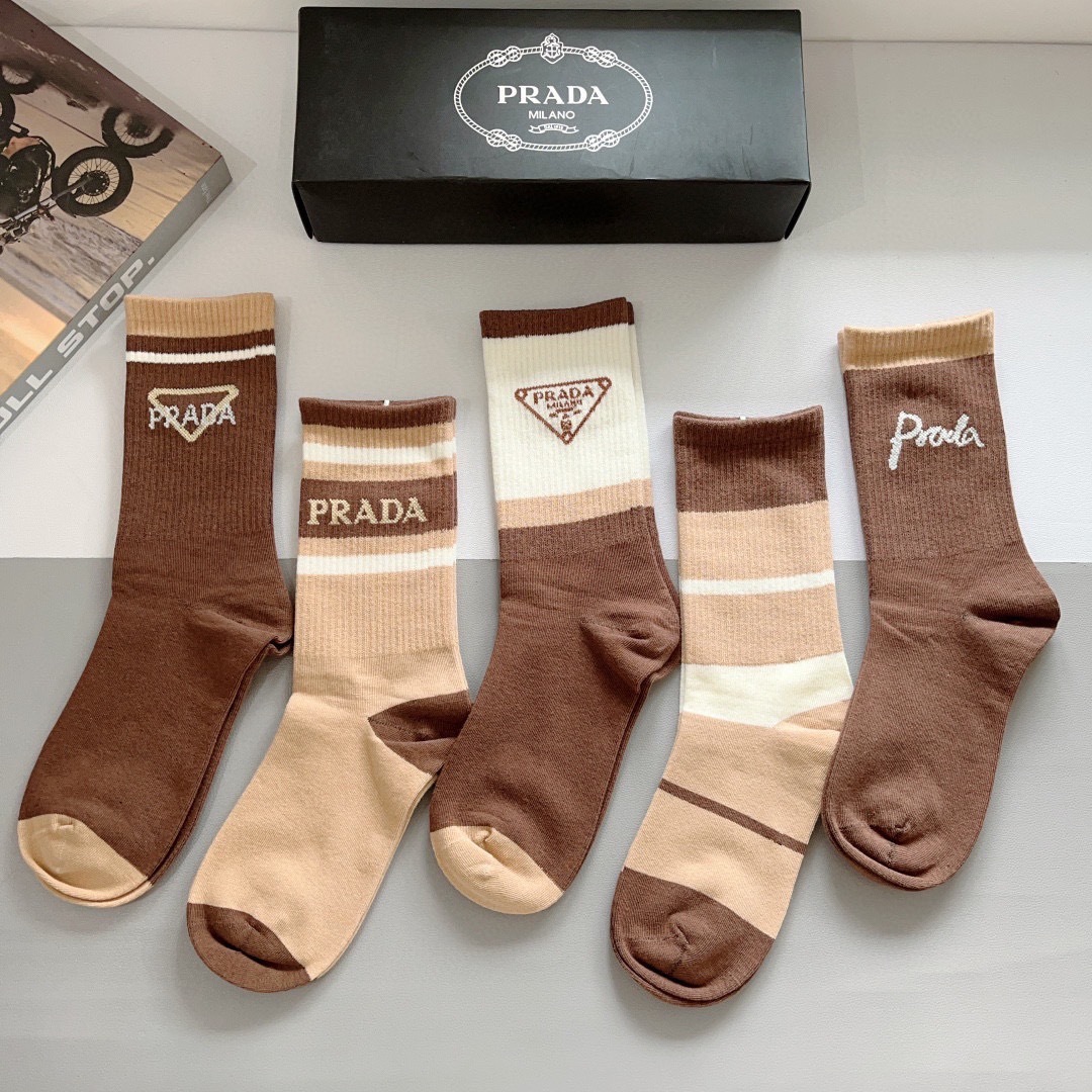 配包装（一盒5双）
PRADA（普拉达） 新款高端纯棉材质小腿袜子！爆款三角标字母专柜同步长筒袜，💛大牌