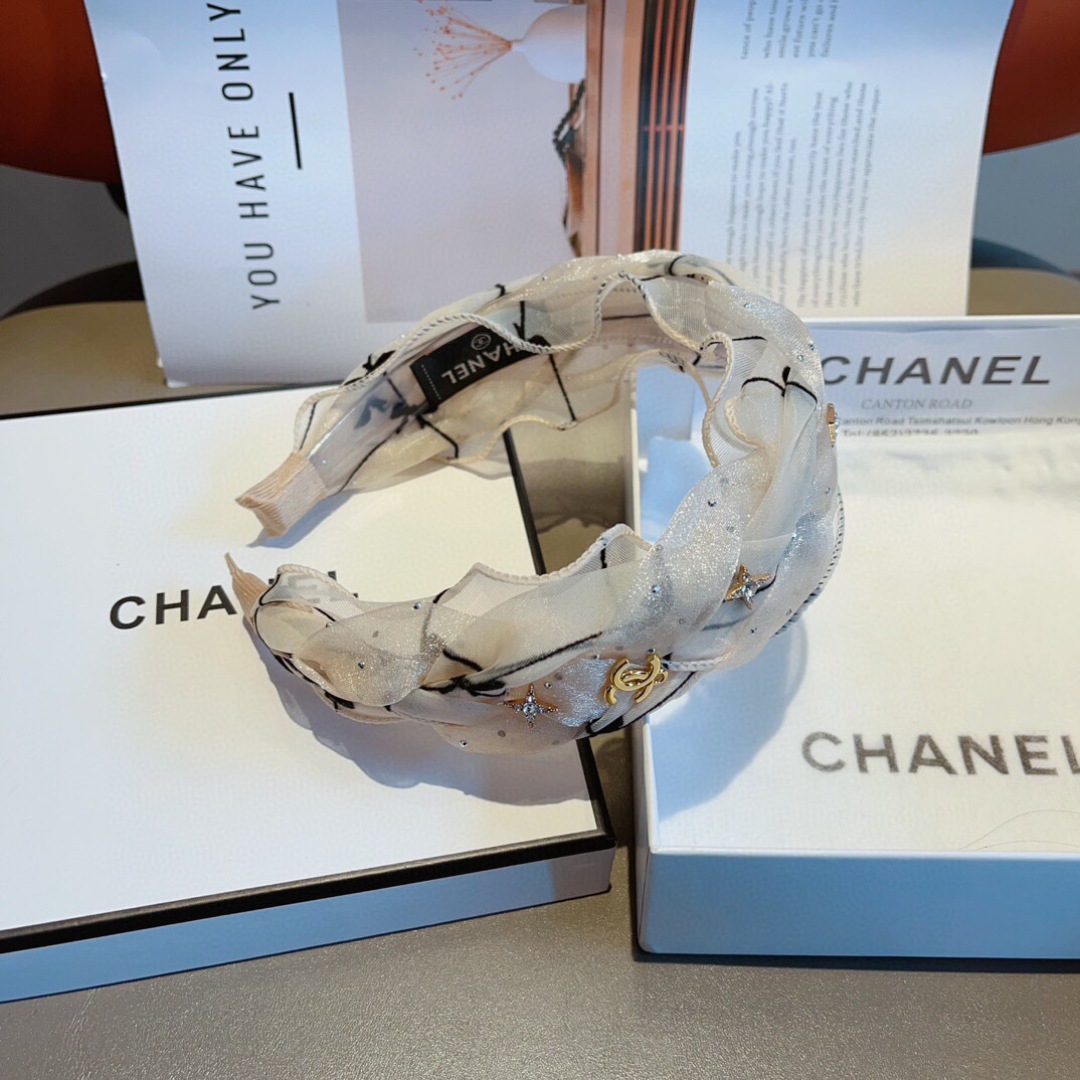配包装
CHANEL（香奈儿）最新款小香发箍，复古头箍，网红爆款推荐 搭配高端材质，超精致，时尚百搭。