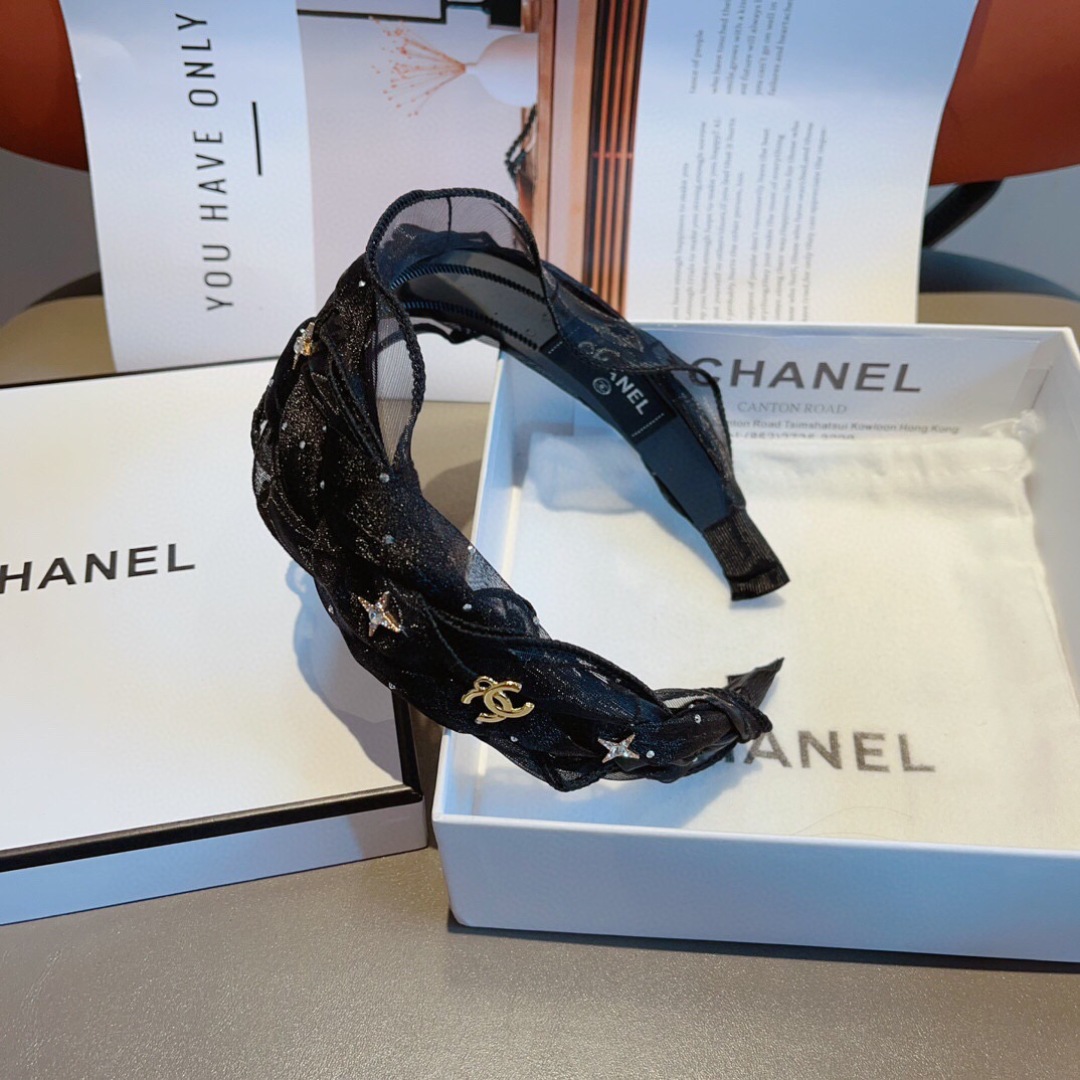 配包装
CHANEL（香奈儿）最新款小香发箍，复古头箍，网红爆款推荐 搭配高端材质，超精致，时尚百搭。
