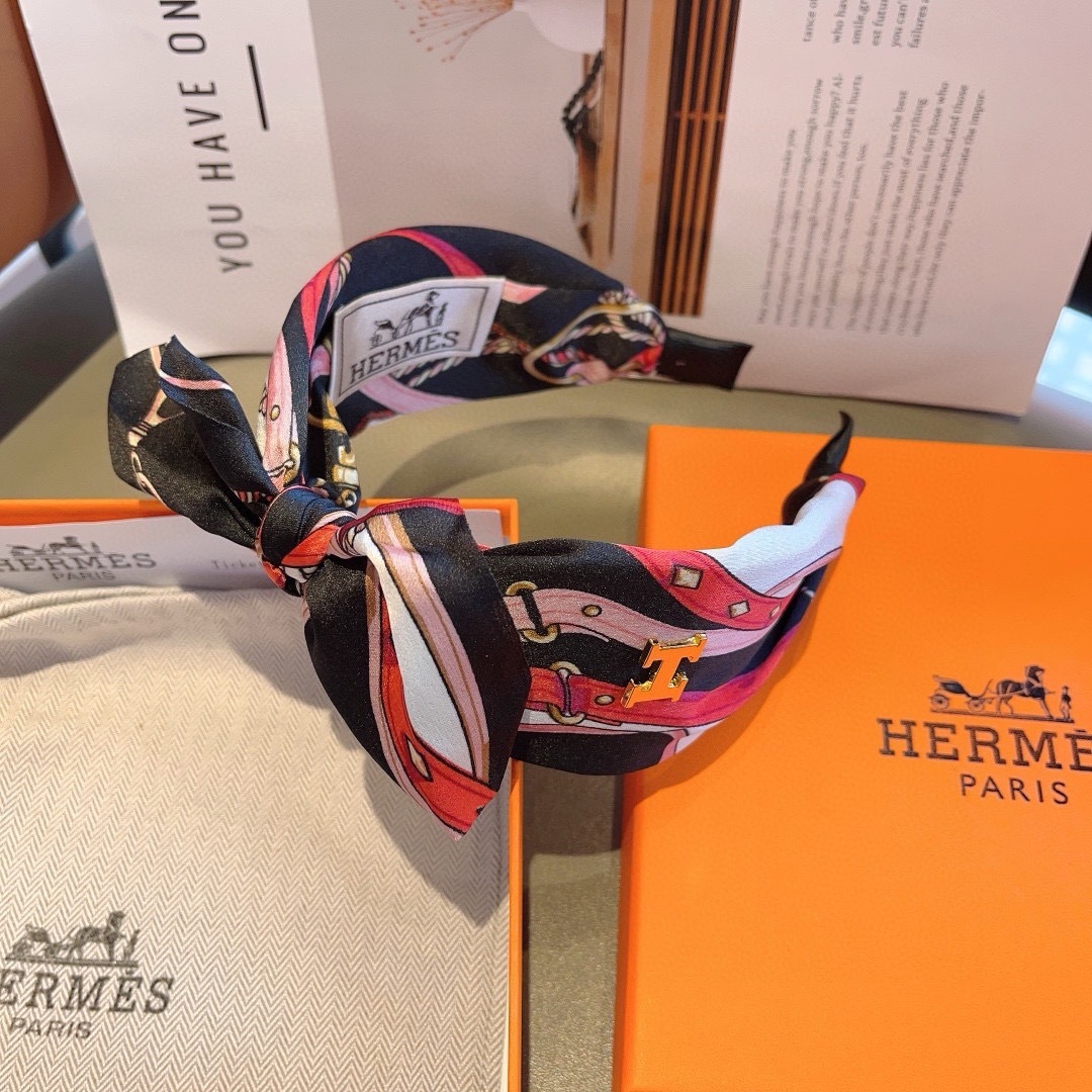 配包装
Hermes（爱马仕）  火爆定制款蝴蝶结发箍，网红同款头箍、  进口真丝面料， 出口订单、细节