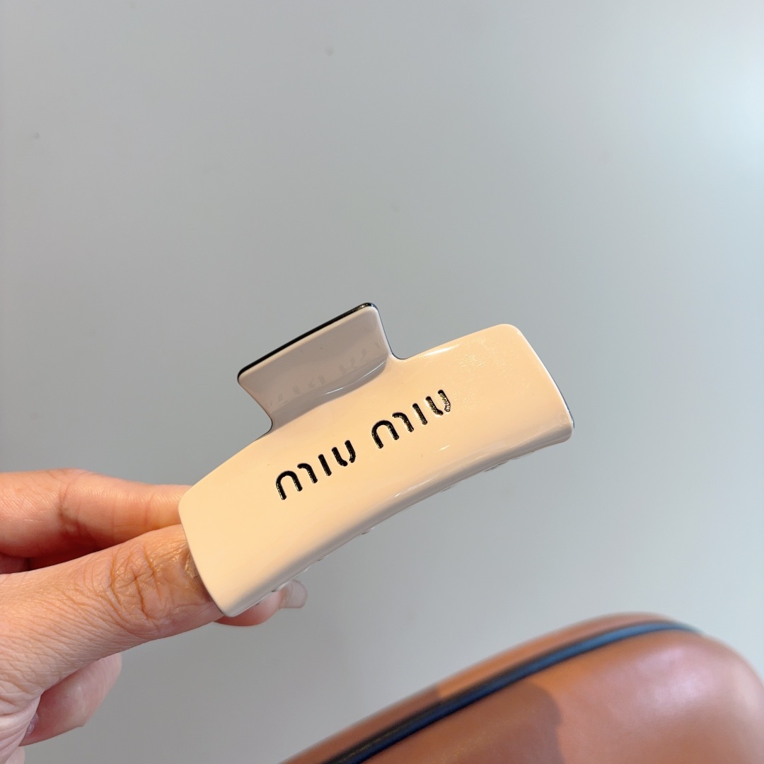 配包装
MIUMIU（缪缪）新款手工抓夹，高级感字母简约复古发夹原单货，时尚百搭，潮女必备品