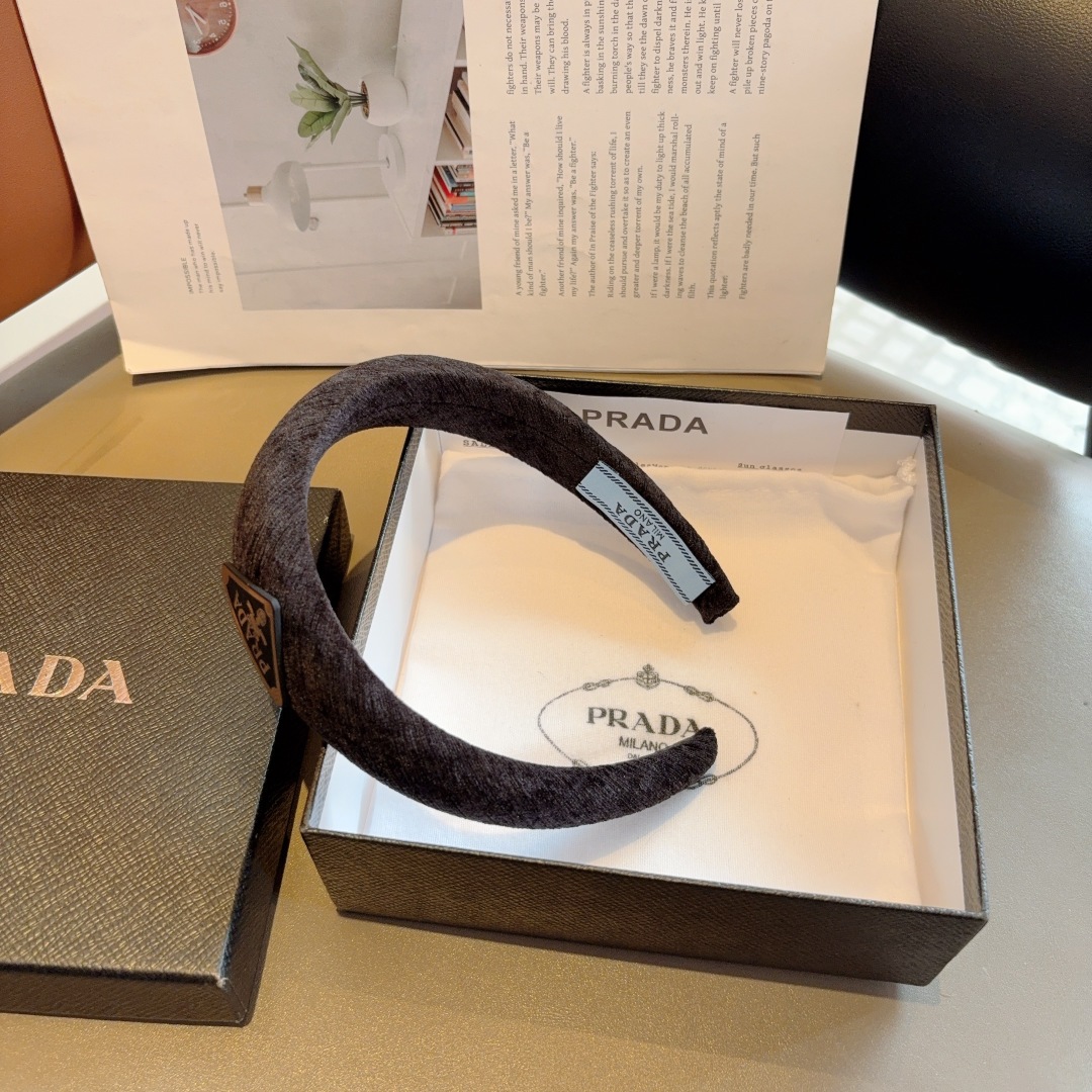 配包装
PRADA （普拉达）新款潮流倒三角铁标字母发箍。气质女神必备单品，非常百搭，时尚潮流， 戴上它