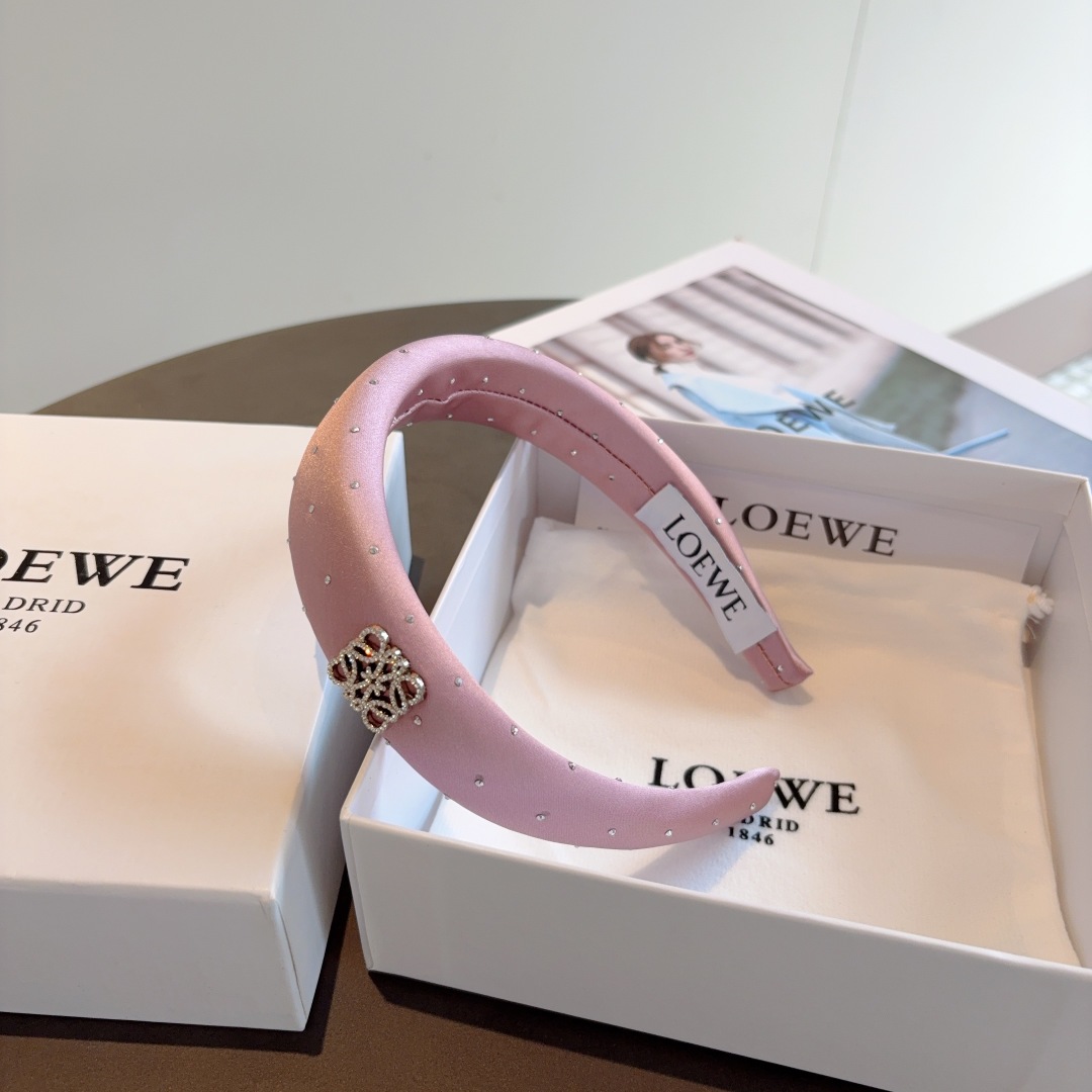 配包装
LOEWE（罗意威）火爆新款海绵发箍💕特供面料头箍、尖端网红最新款来袭 ！ 清新淑女范让时尚更简