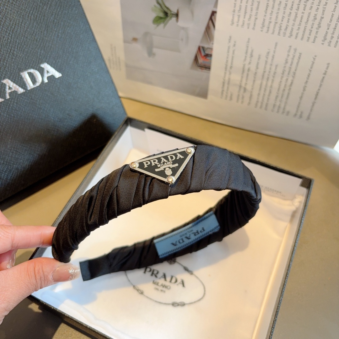 配包装
PRADA （普拉达）新款潮流字母发箍。气质女神必备单品，非常百搭，时尚潮流， 戴上它满满的高大