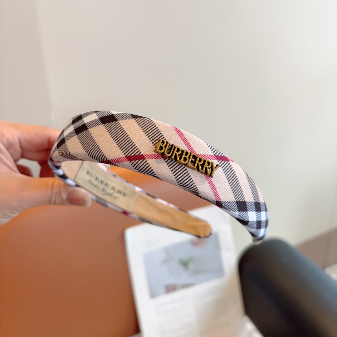 配包装
巴宝莉BURBERRY 新款发箍，客供面料 🎀细节全部实拍！非常耐看又百搭、适合各种场合搭配！