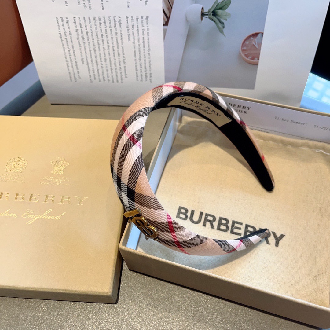 配包装
巴宝莉BURBERRY 新款发箍，客供面料 🎀细节全部实拍！非常耐看又百搭、适合各种场合搭配！