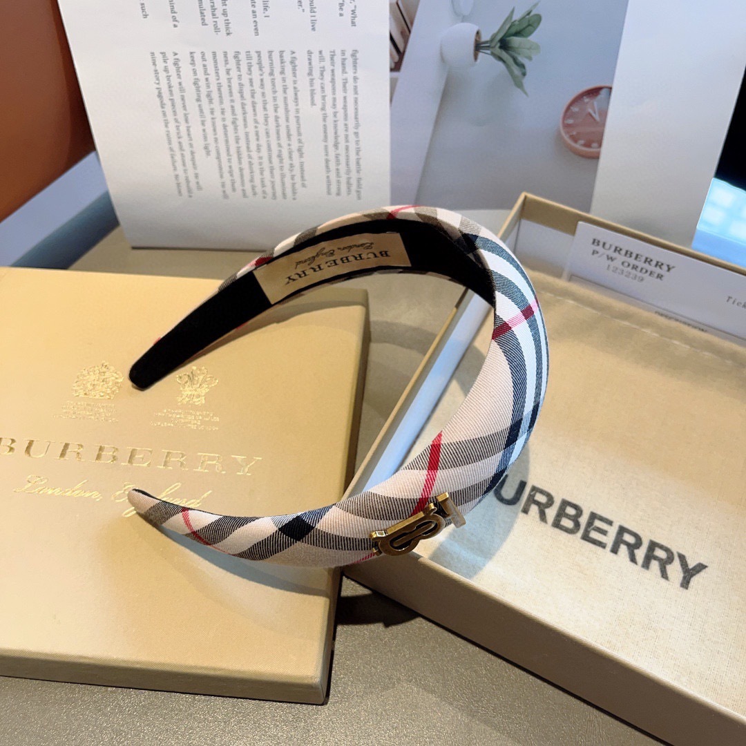 配包装
巴宝莉BURBERRY 新款发箍，客供面料 🎀细节全部实拍！非常耐看又百搭、适合各种场合搭配！