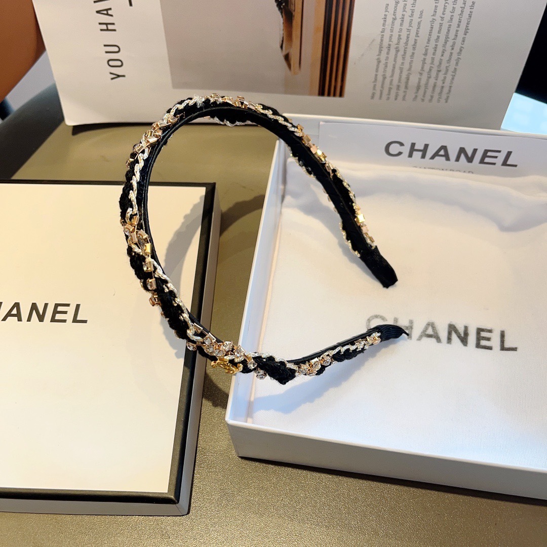 配包装
CHANEL（香奈儿）最新款小香发箍，复古头箍，网红爆款推荐 搭配高端材质，超精致，时尚百搭。