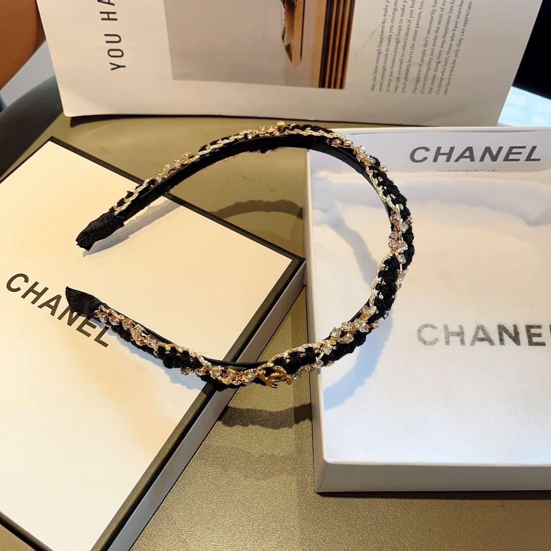 配包装
CHANEL（香奈儿）最新款小香发箍，复古头箍，网红爆款推荐 搭配高端材质，超精致，时尚百搭。