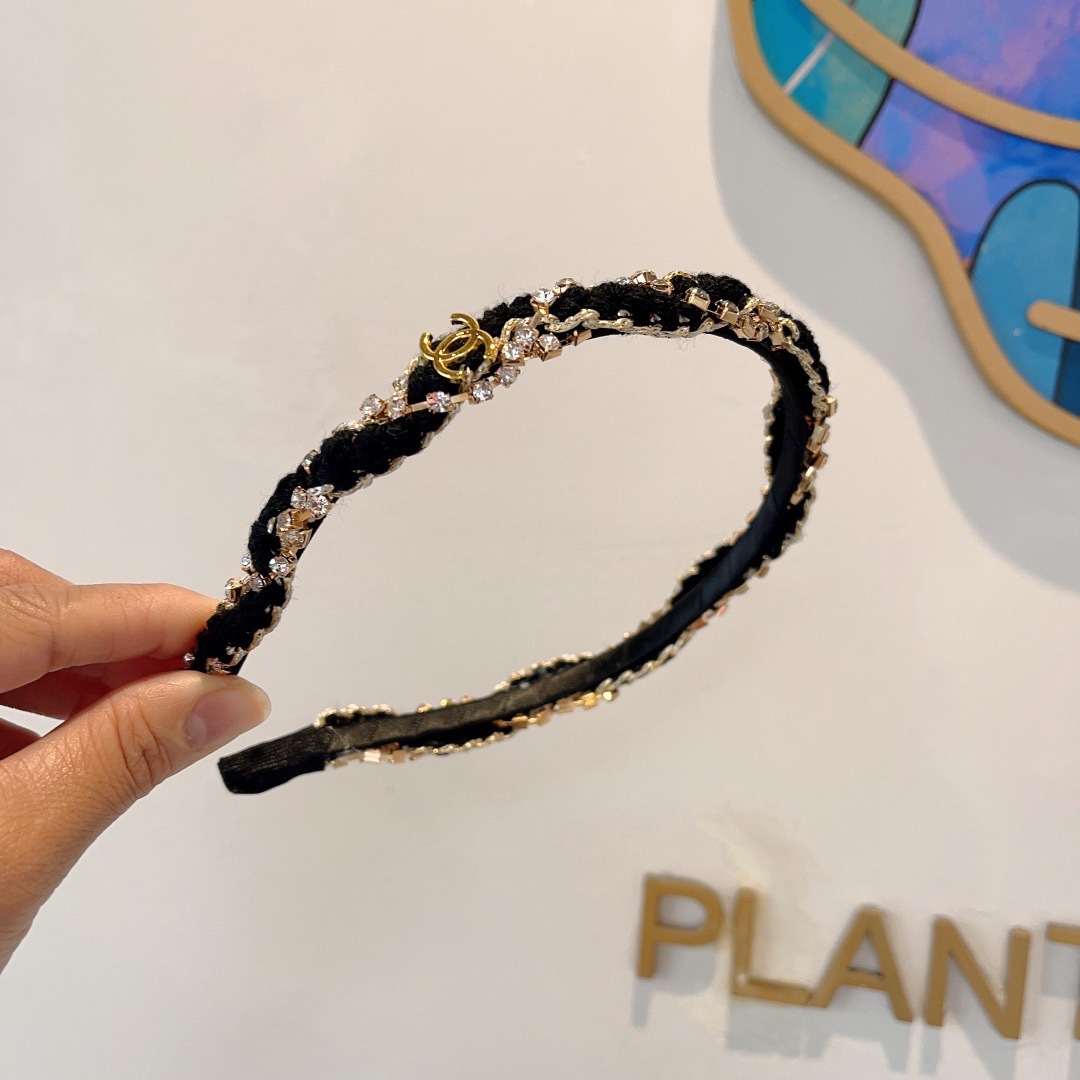 配包装
CHANEL（香奈儿）最新款小香发箍，复古头箍，网红爆款推荐 搭配高端材质，超精致，时尚百搭。