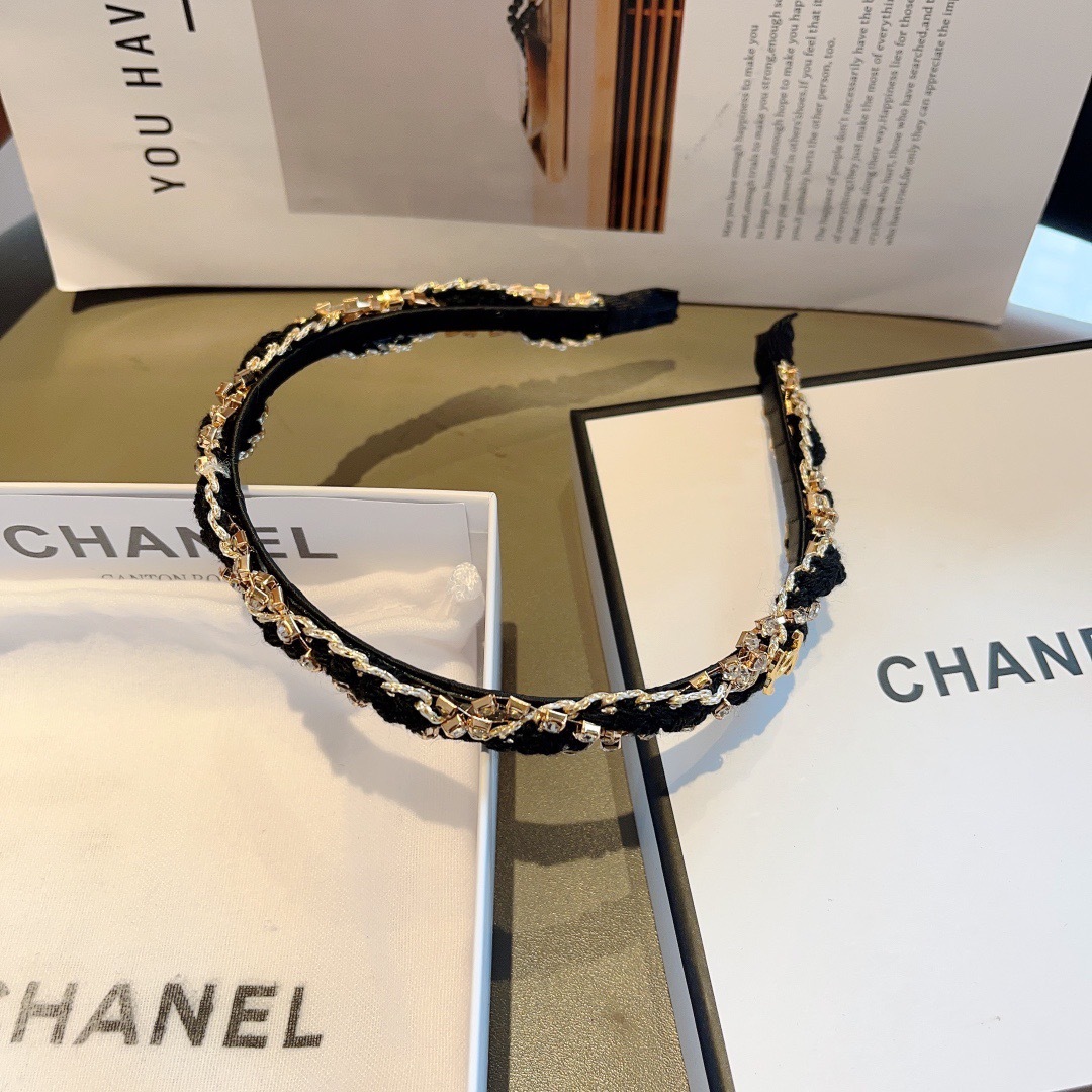 配包装
CHANEL（香奈儿）最新款小香发箍，复古头箍，网红爆款推荐 搭配高端材质，超精致，时尚百搭。