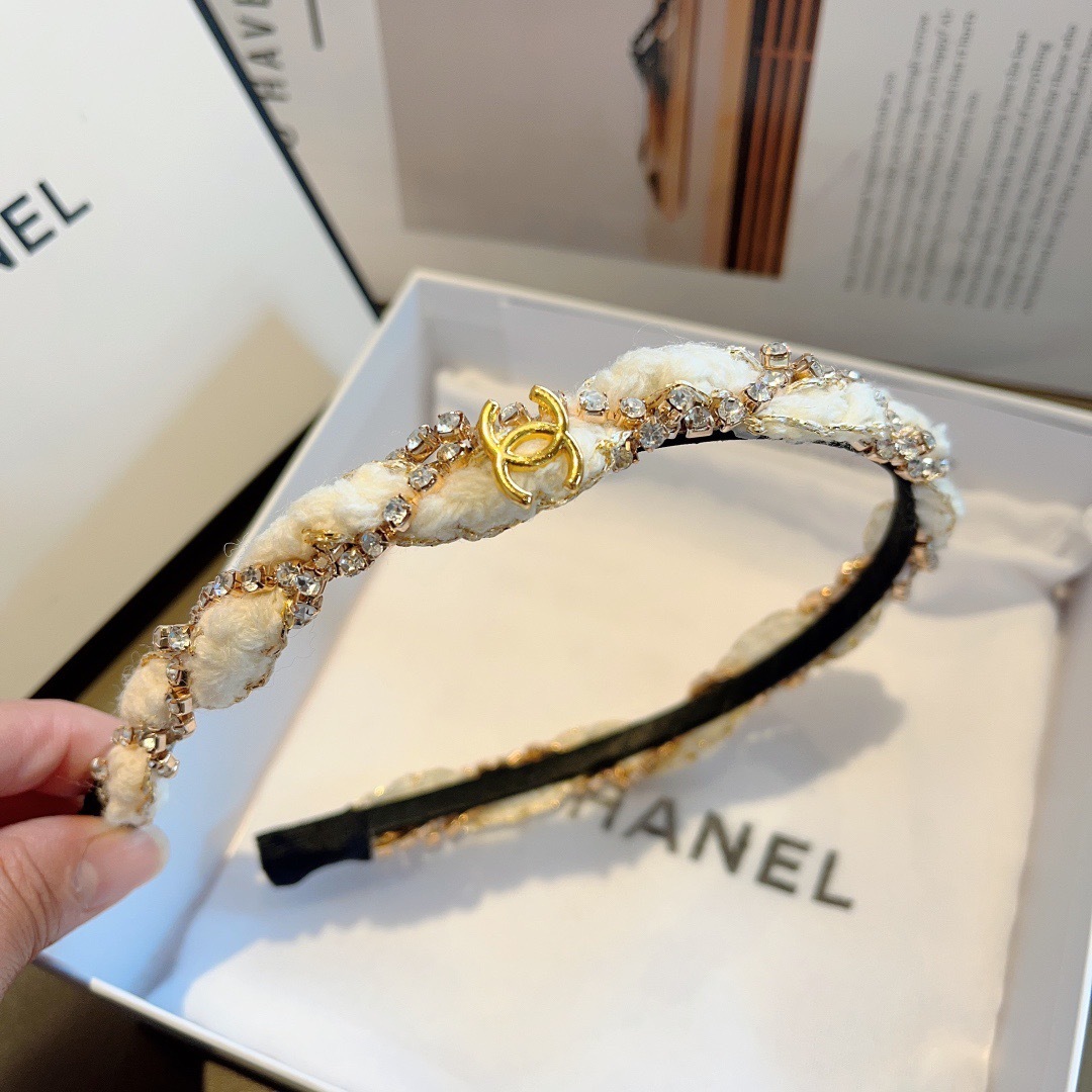 配包装
CHANEL（香奈儿）最新款小香发箍，复古头箍，网红爆款推荐 搭配高端材质，超精致，时尚百搭。